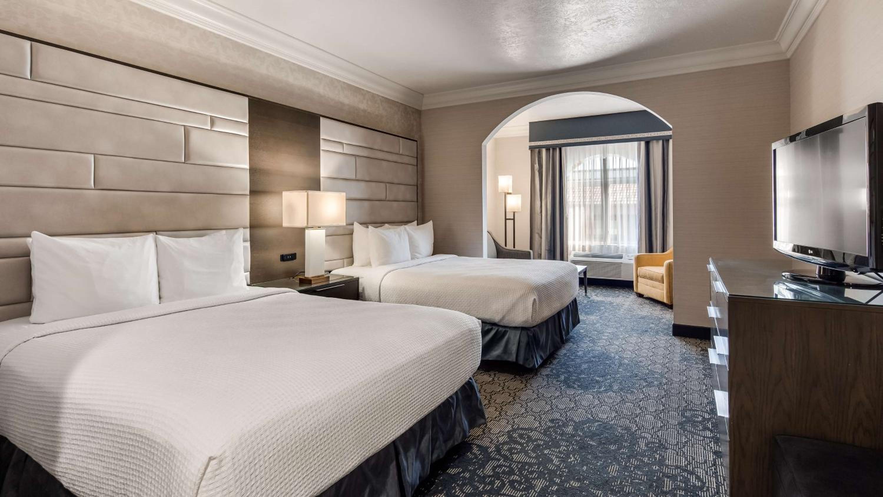Queen Suite with Two Queen Beds and Sofa Bed - South Tower/Non-Smoking - Photo 1