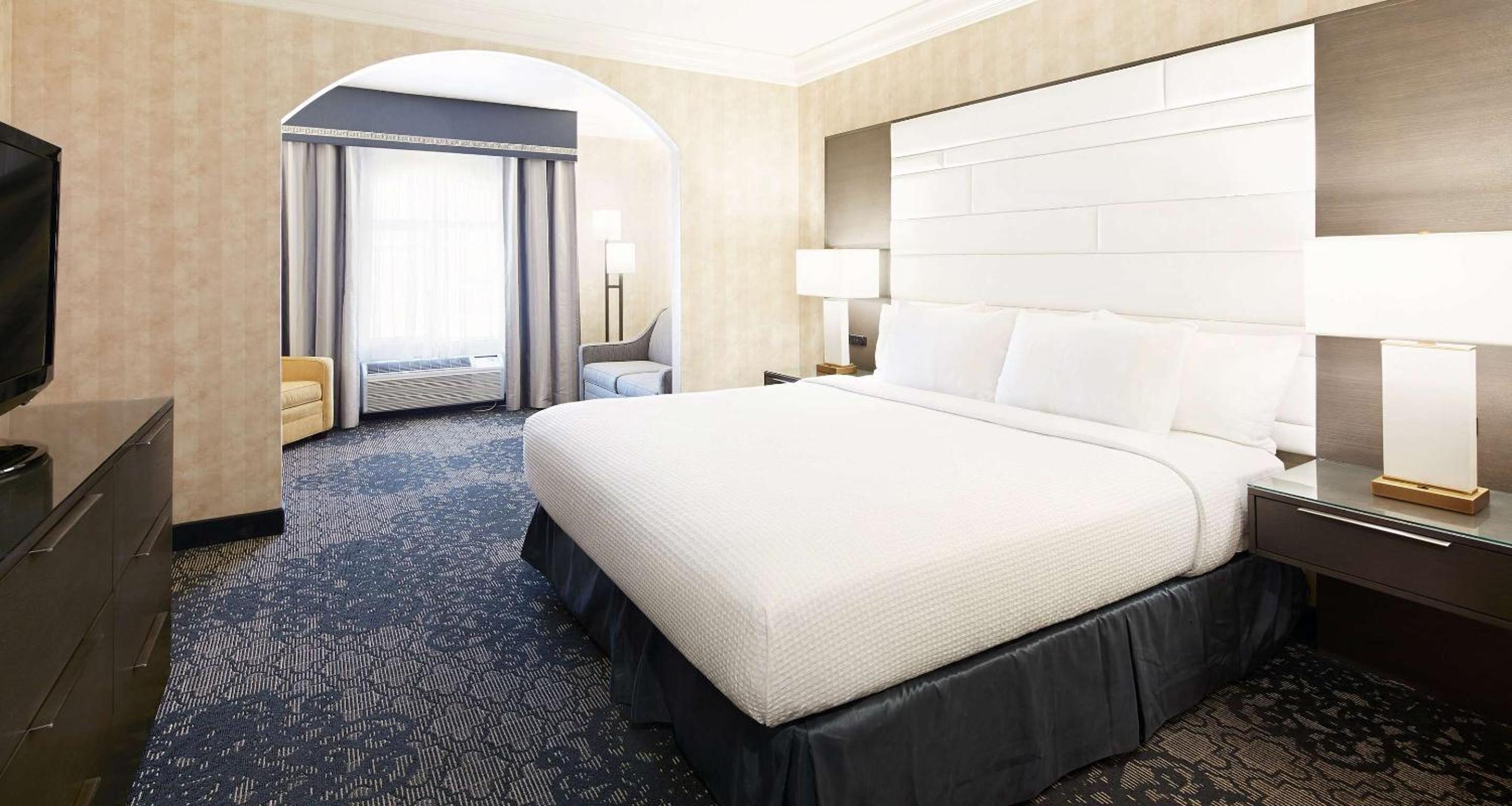 King Suite with Sofa Bed - South Tower/Non-Smoking - Photo 1