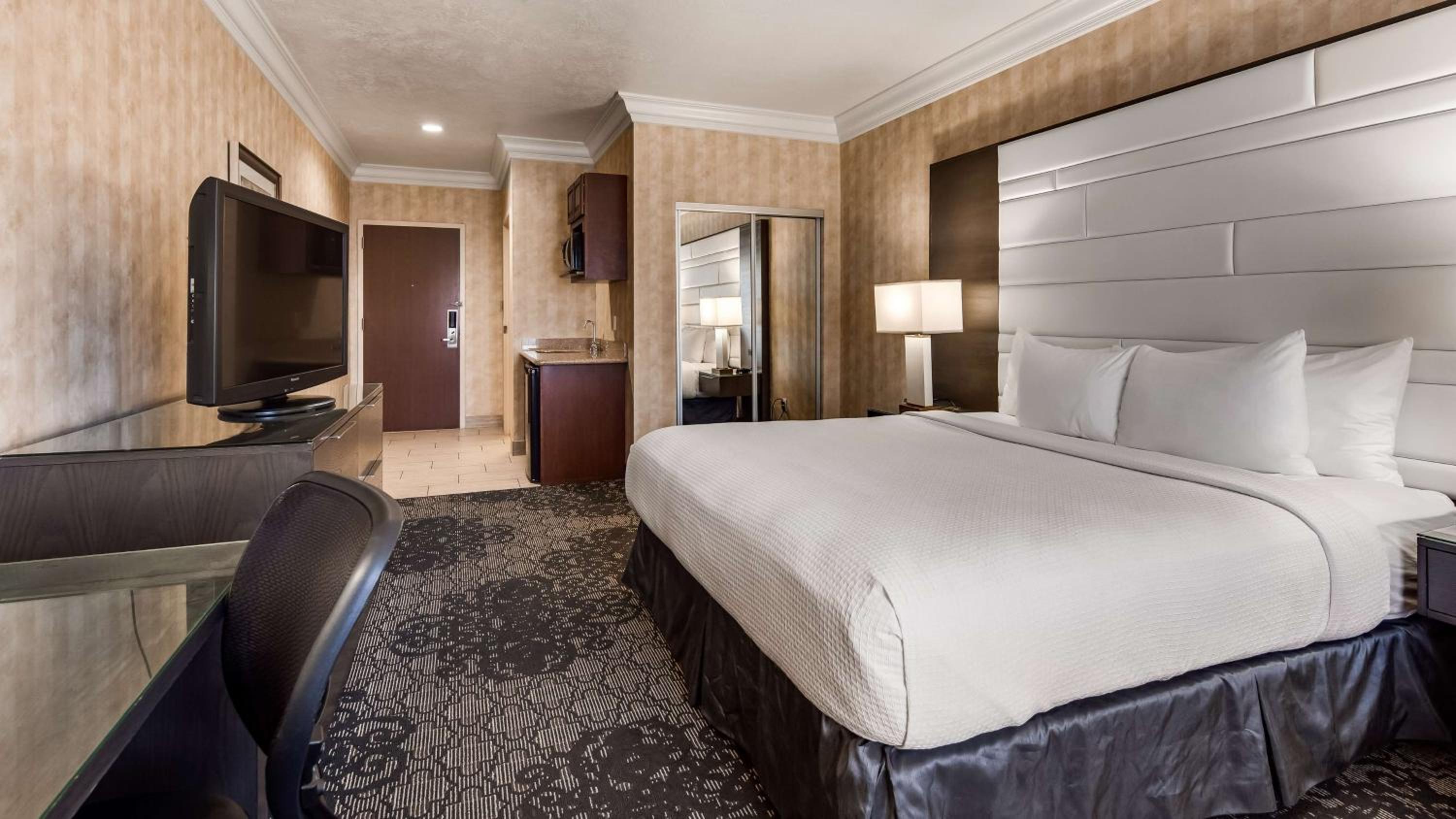 King Room with Bath Tub - Disability Access/Communication Assistance/Non-Smoking - Photo 4