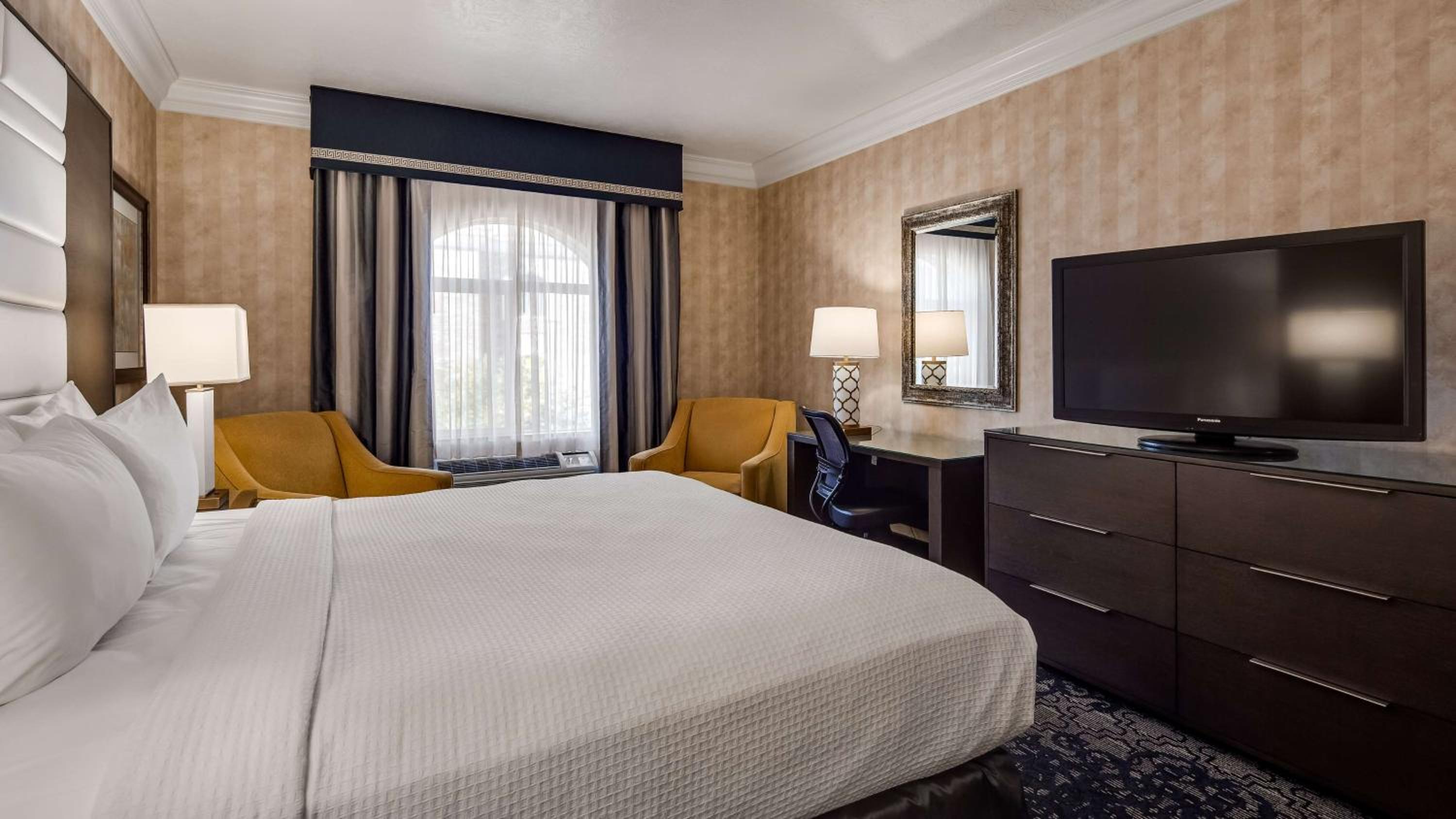 King Room with Bath Tub - Disability Access/Communication Assistance/Non-Smoking - Photo 3