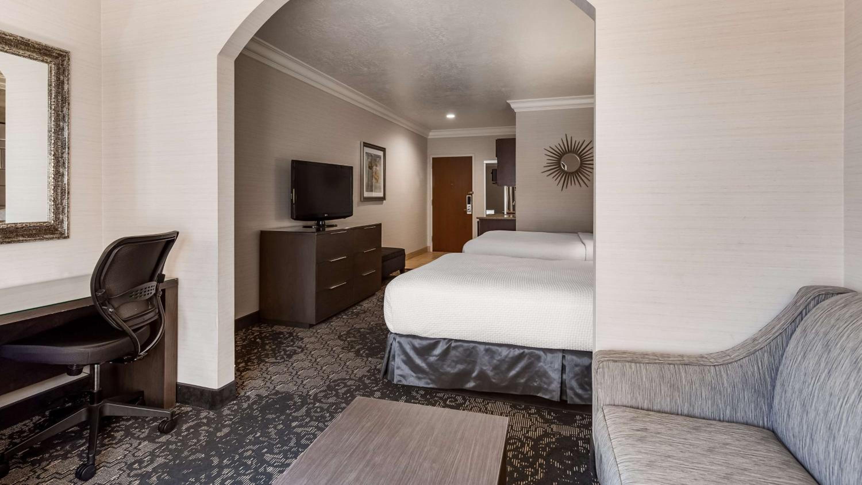 Queen Suite with Two Queen Beds and Sofa Bed - South Tower/Non-Smoking - Photo 4