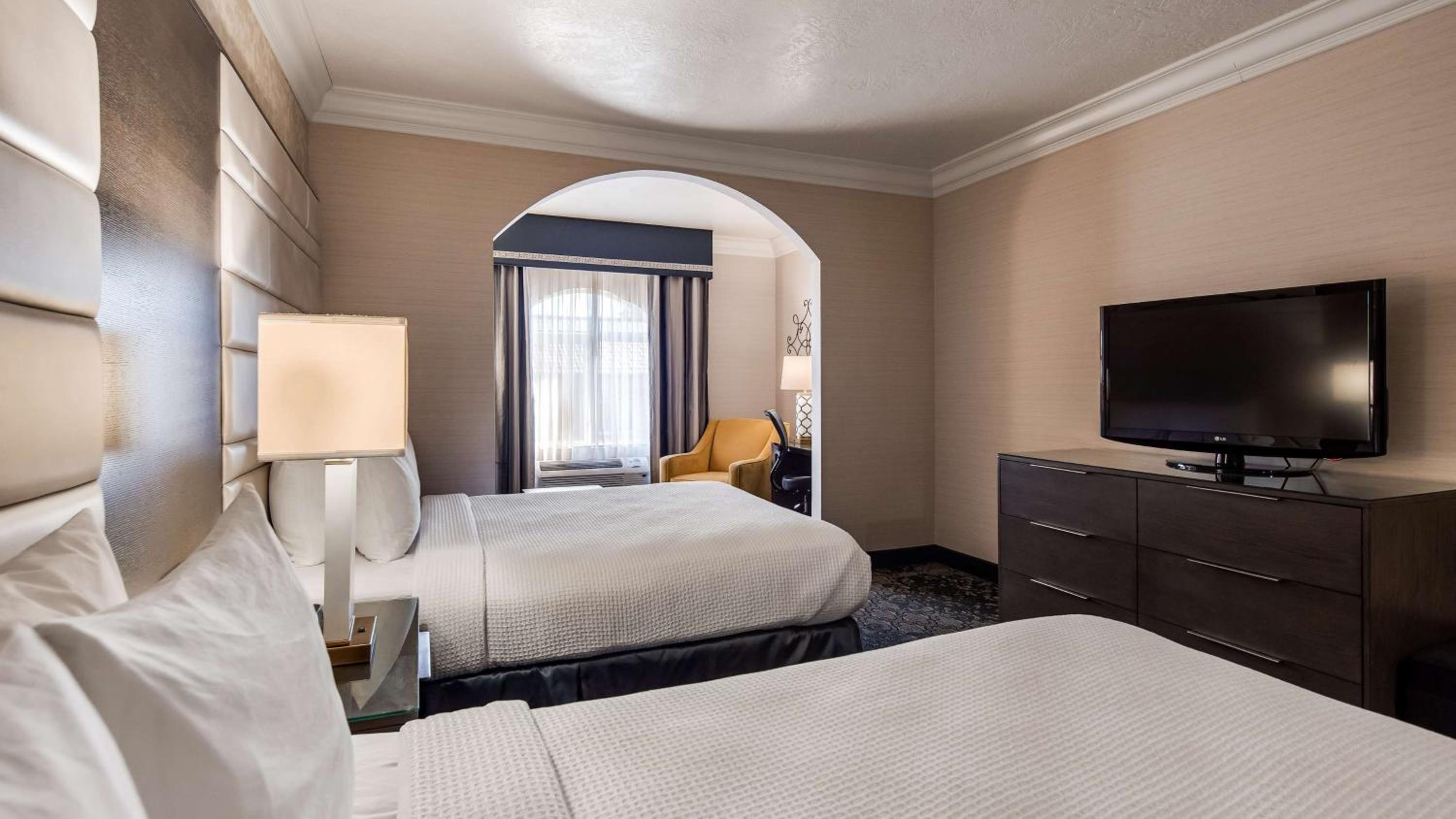 Queen Suite with Two Queen Beds and Sofa Bed - South Tower/Non-Smoking - Photo 2