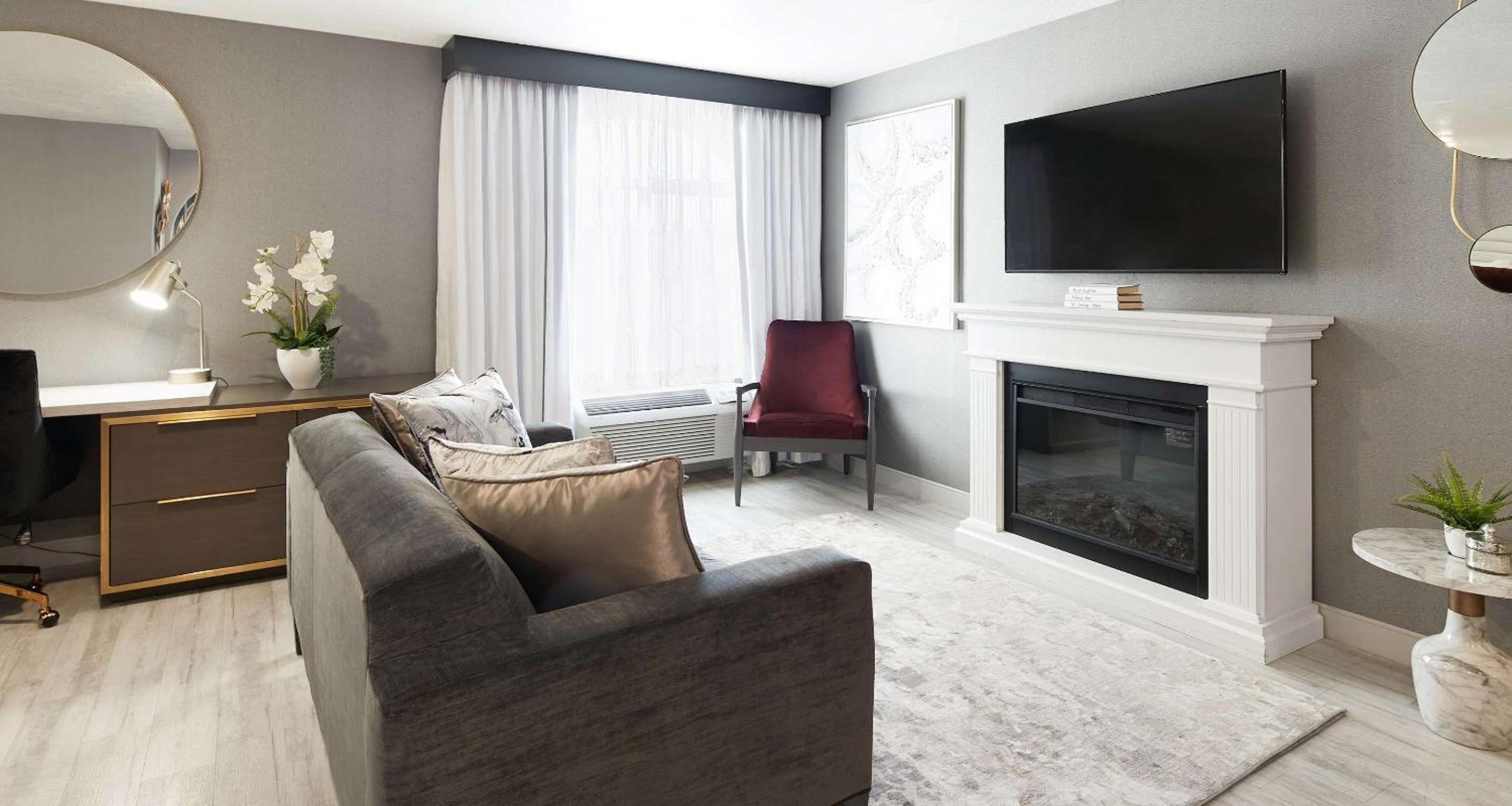 King Suite with Jetted Tub - Non-Smoking - Photo 2