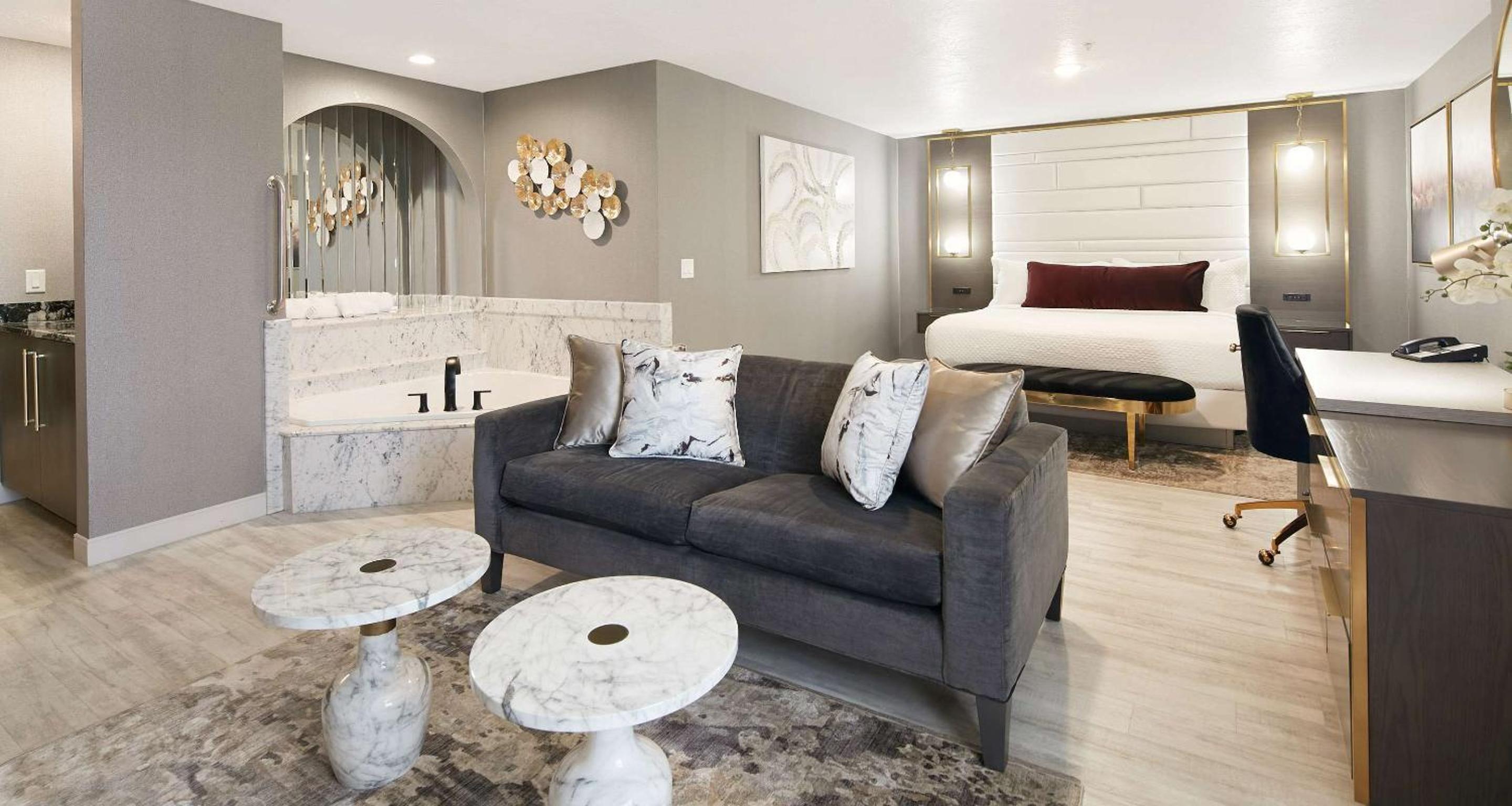 King Suite with Jetted Tub - Non-Smoking - Photo 1