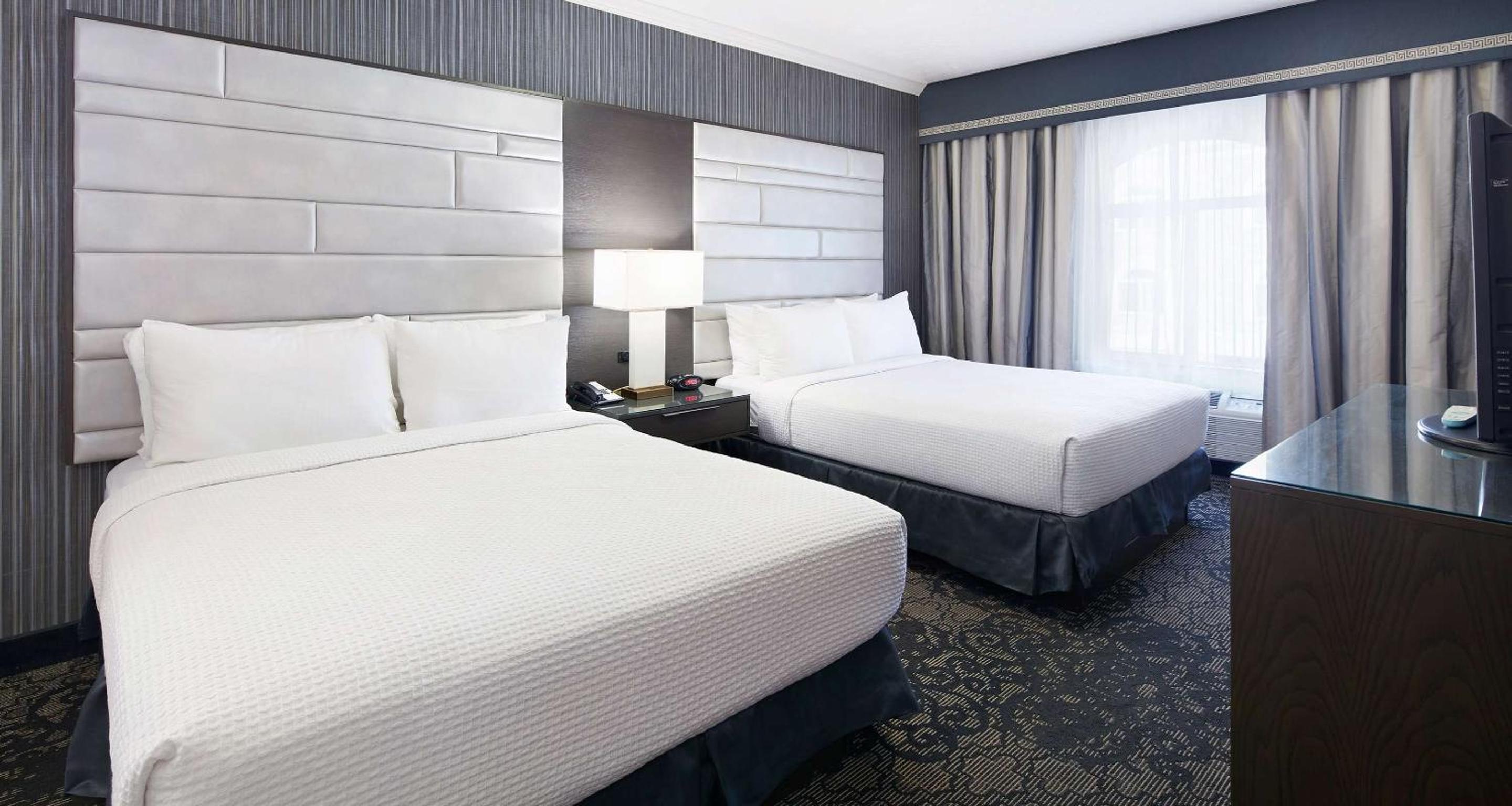 Two-Room Queen Suite with Two Queen Beds and Sofa Bed- Jetted Tub/South Tower - Photo 2