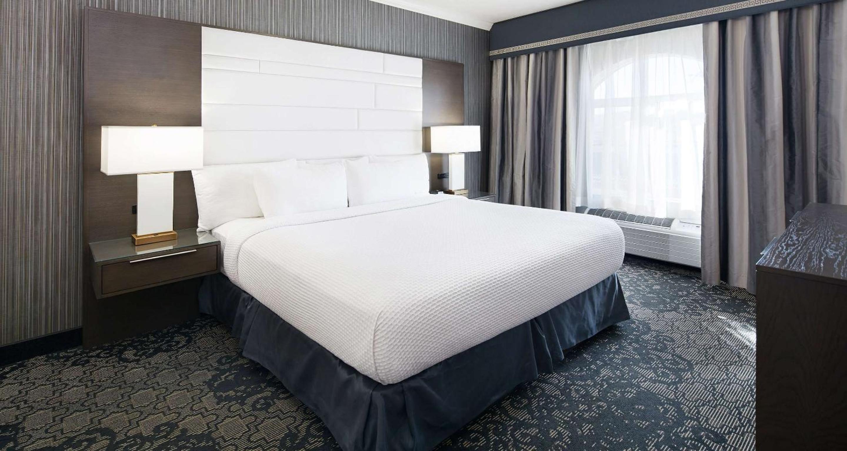 Two-Room King Suite with Sofa Bed and Jetted Tub - South Tower/Non-Smoking - Photo 2