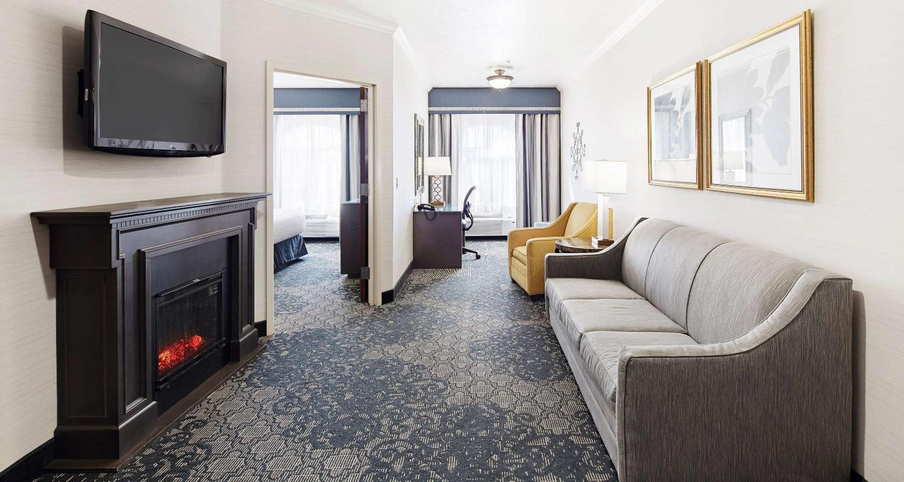 Two-Room Queen Suite with Two Queen Beds and Sofa Bed- Jetted Tub/South Tower - Photo 1