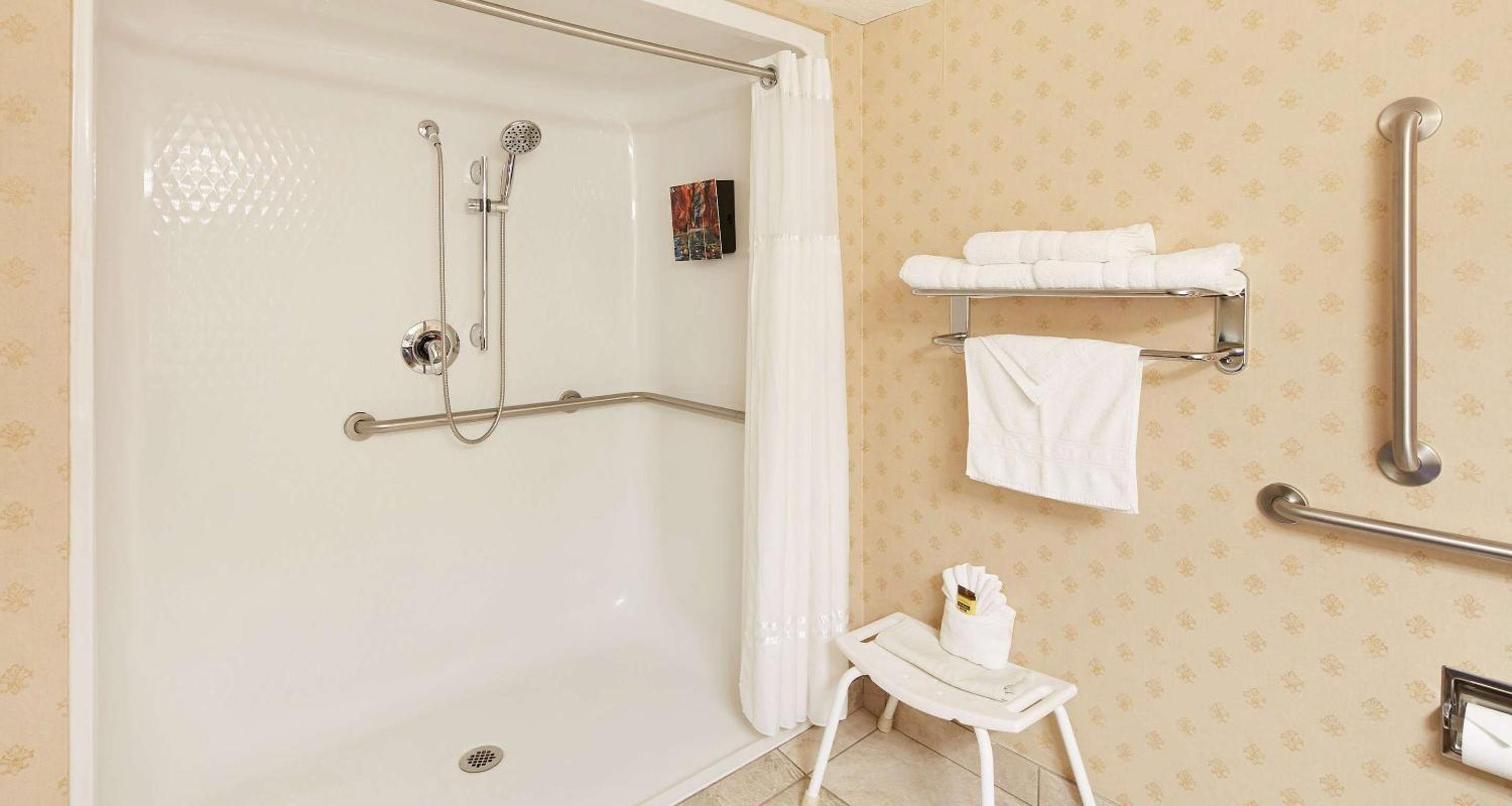 King Room with Roll-in Shower - Disability Access/Non-Smoking - Photo 3