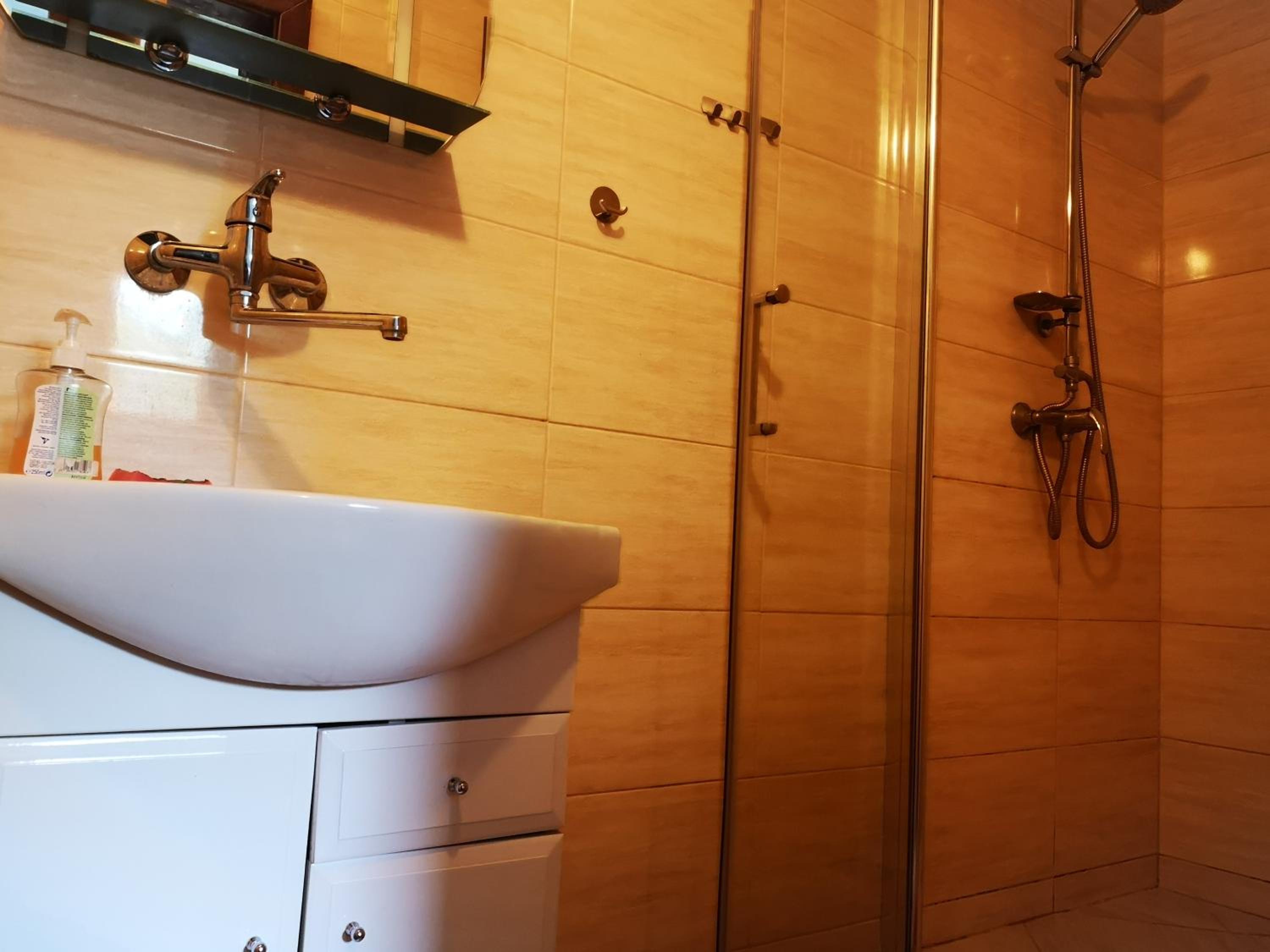 Deluxe Double Room with Shower - Photo 6