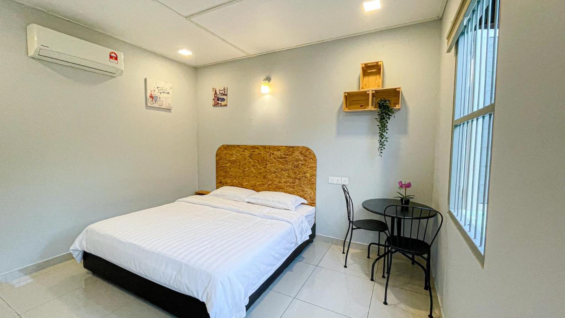 Five-Bedroom House photo 2