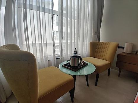 Suite with Bathtub