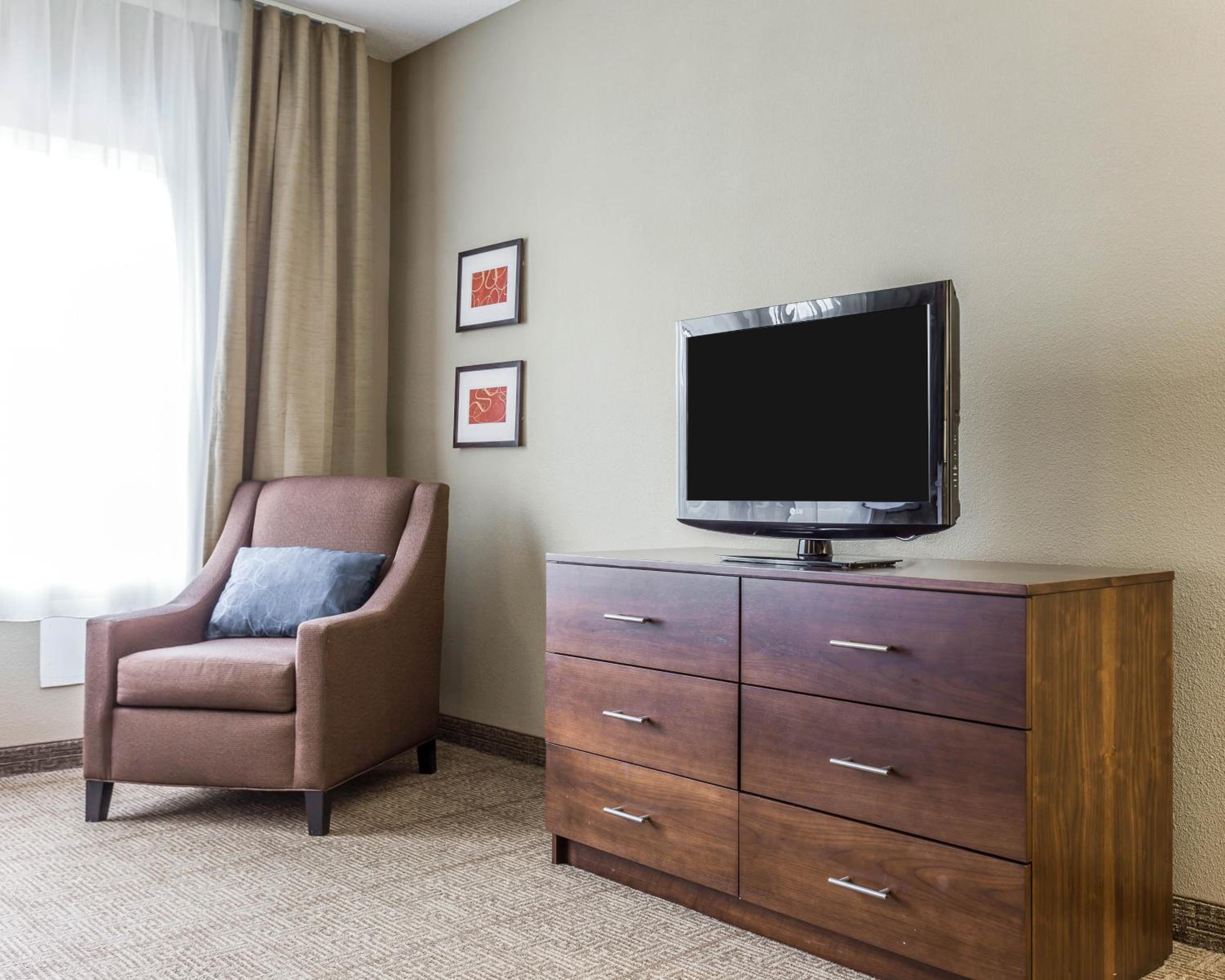 Standard Queen Suite with Two Queen Beds - Non-Smoking - Photo 6