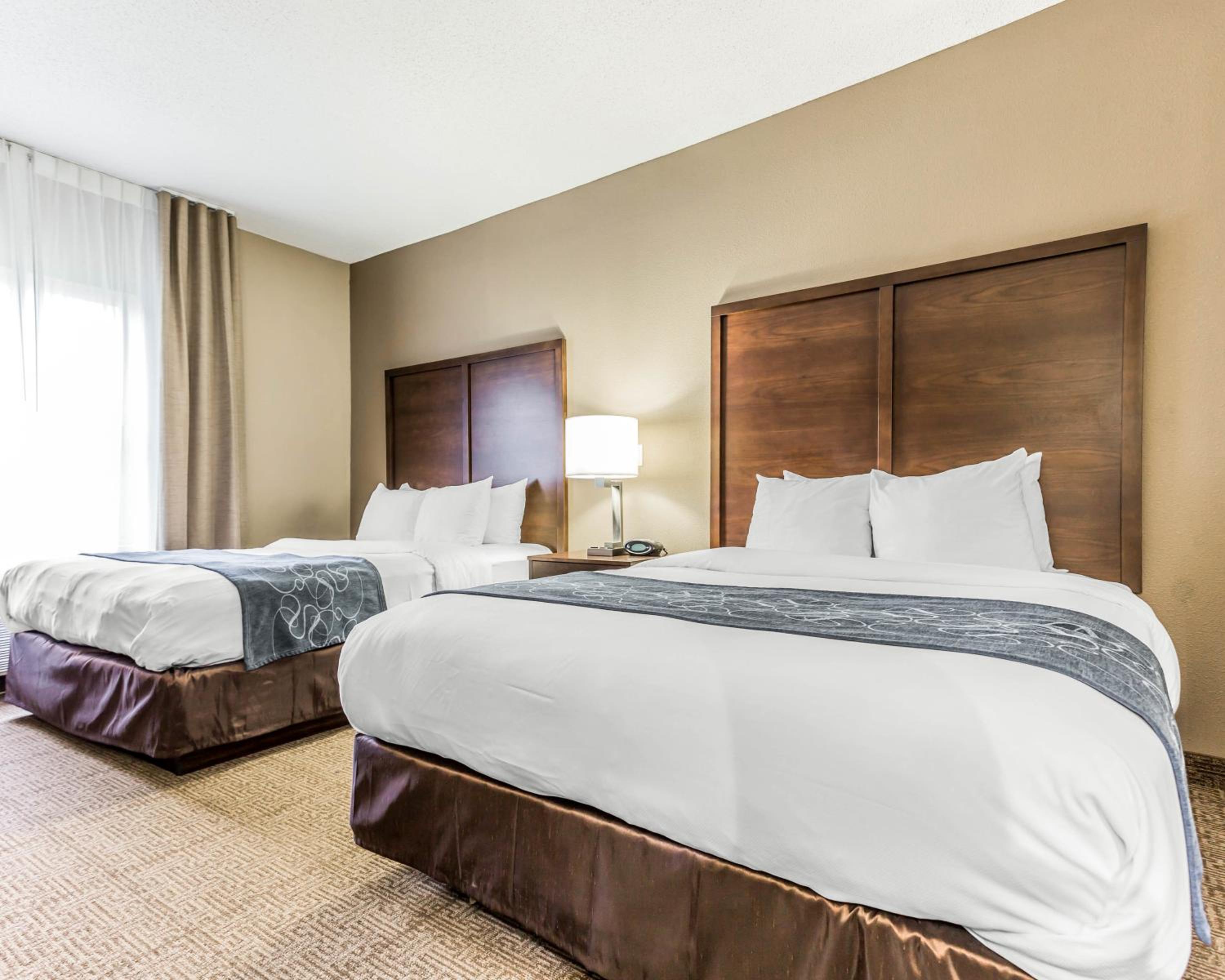 Executive Queen Suite with Two Queen Beds - Non Smoking - Photo 4