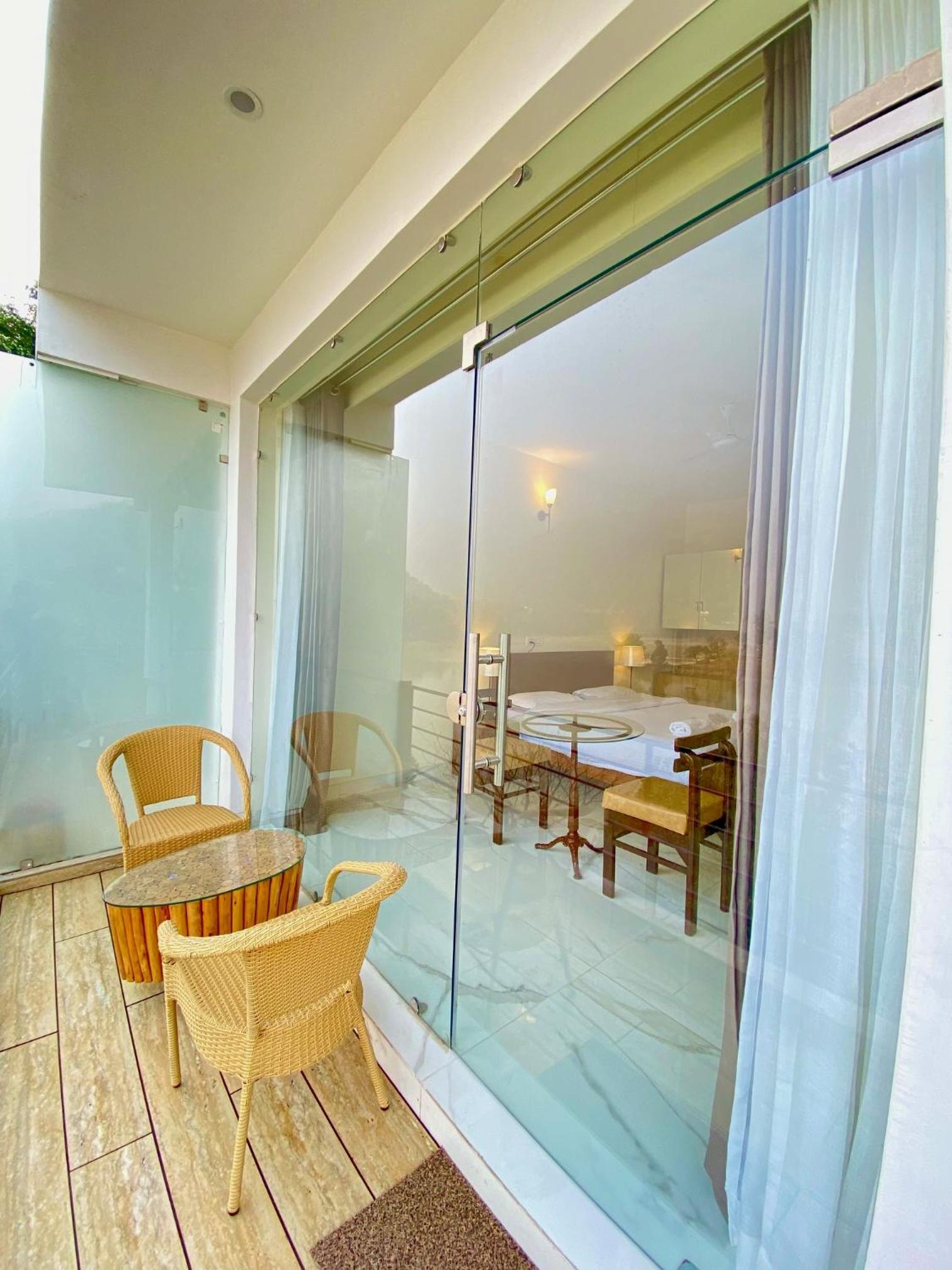Deluxe Double Room with Balcony photo 3