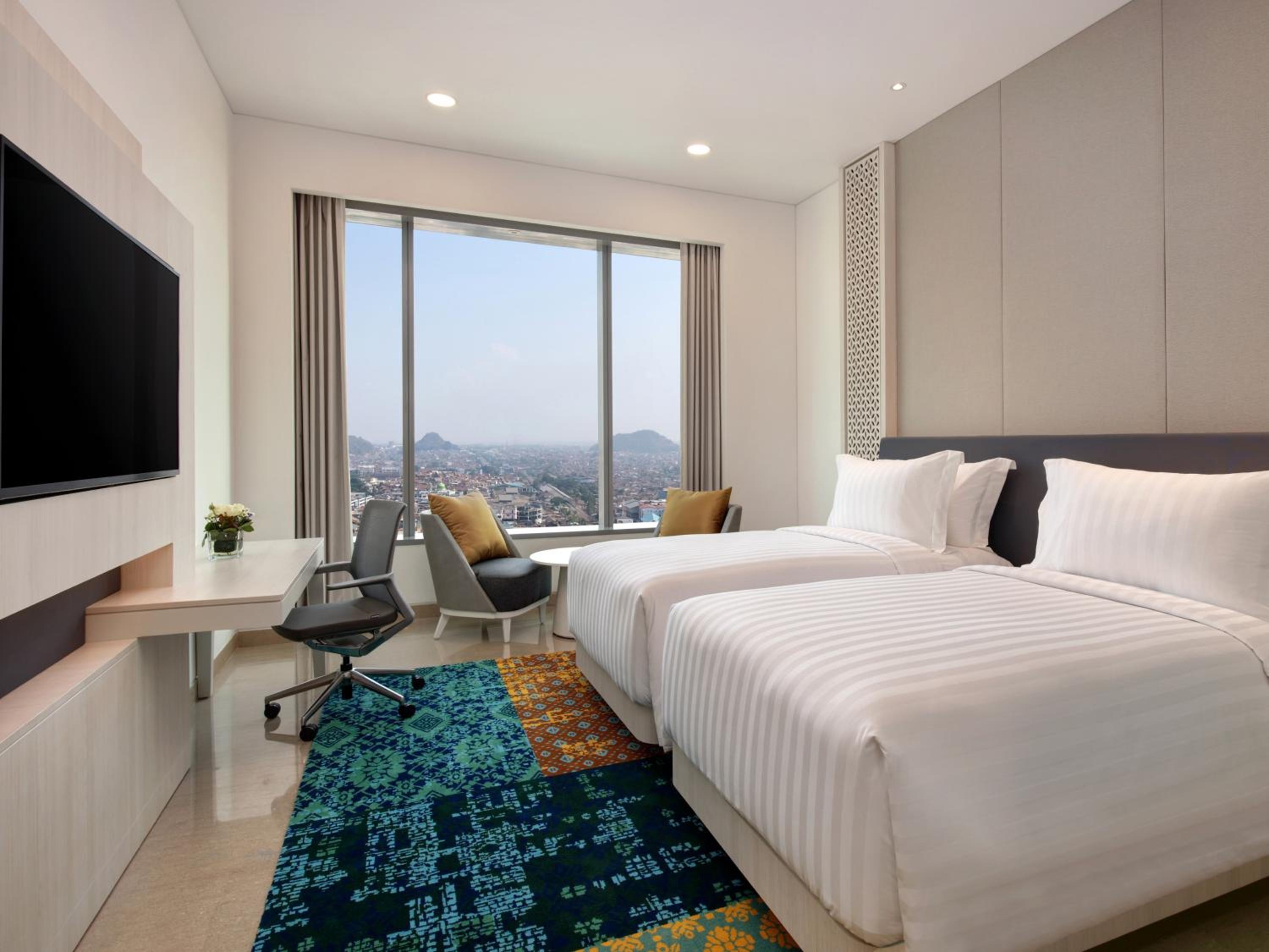 Deluxe Twin Room, with Mountain and City View - Photo 1