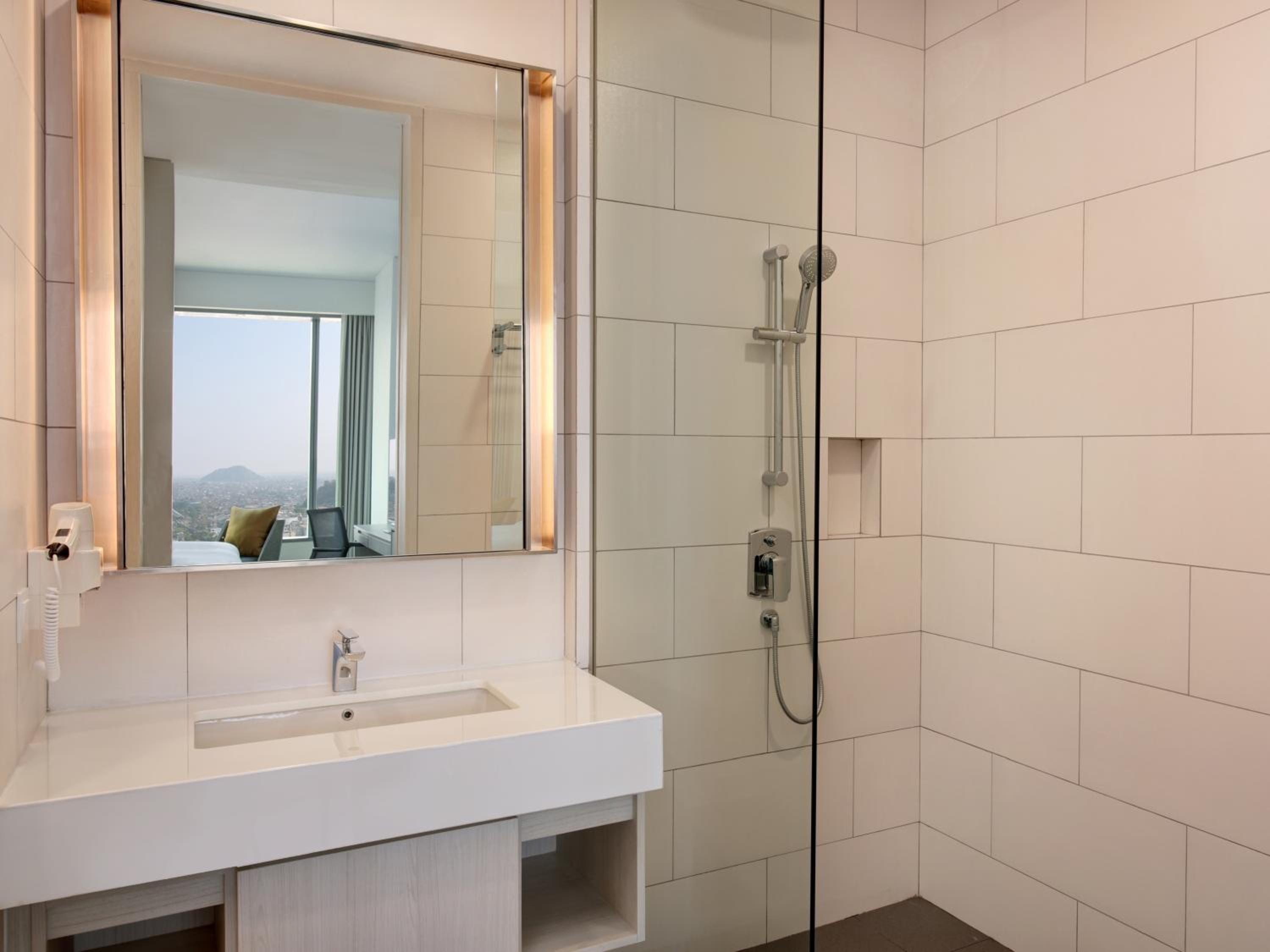 Deluxe Twin Room, with Mountain and City View - Photo 2