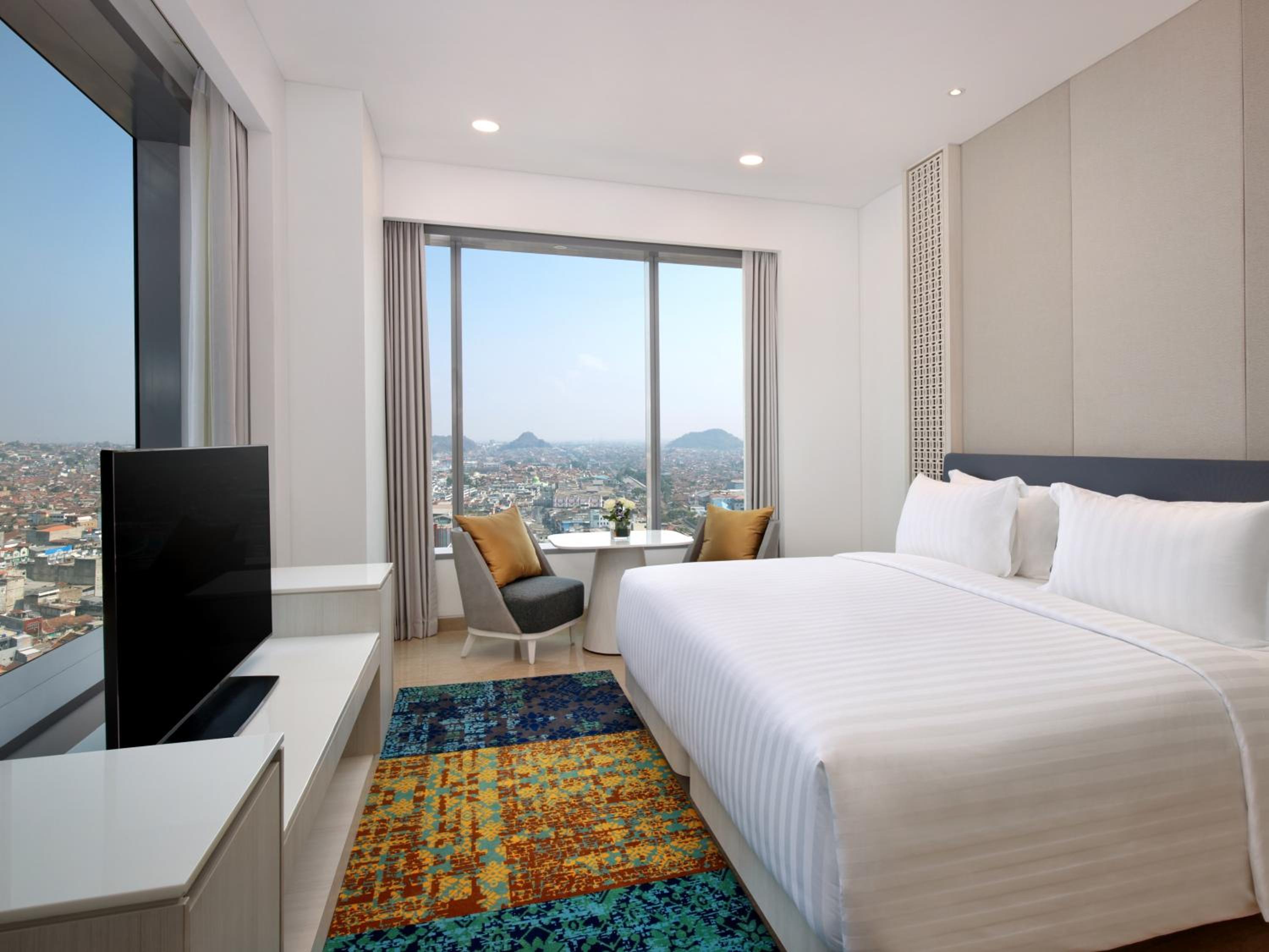 Deluxe King Room with Panoramic Scenery - Photo 1