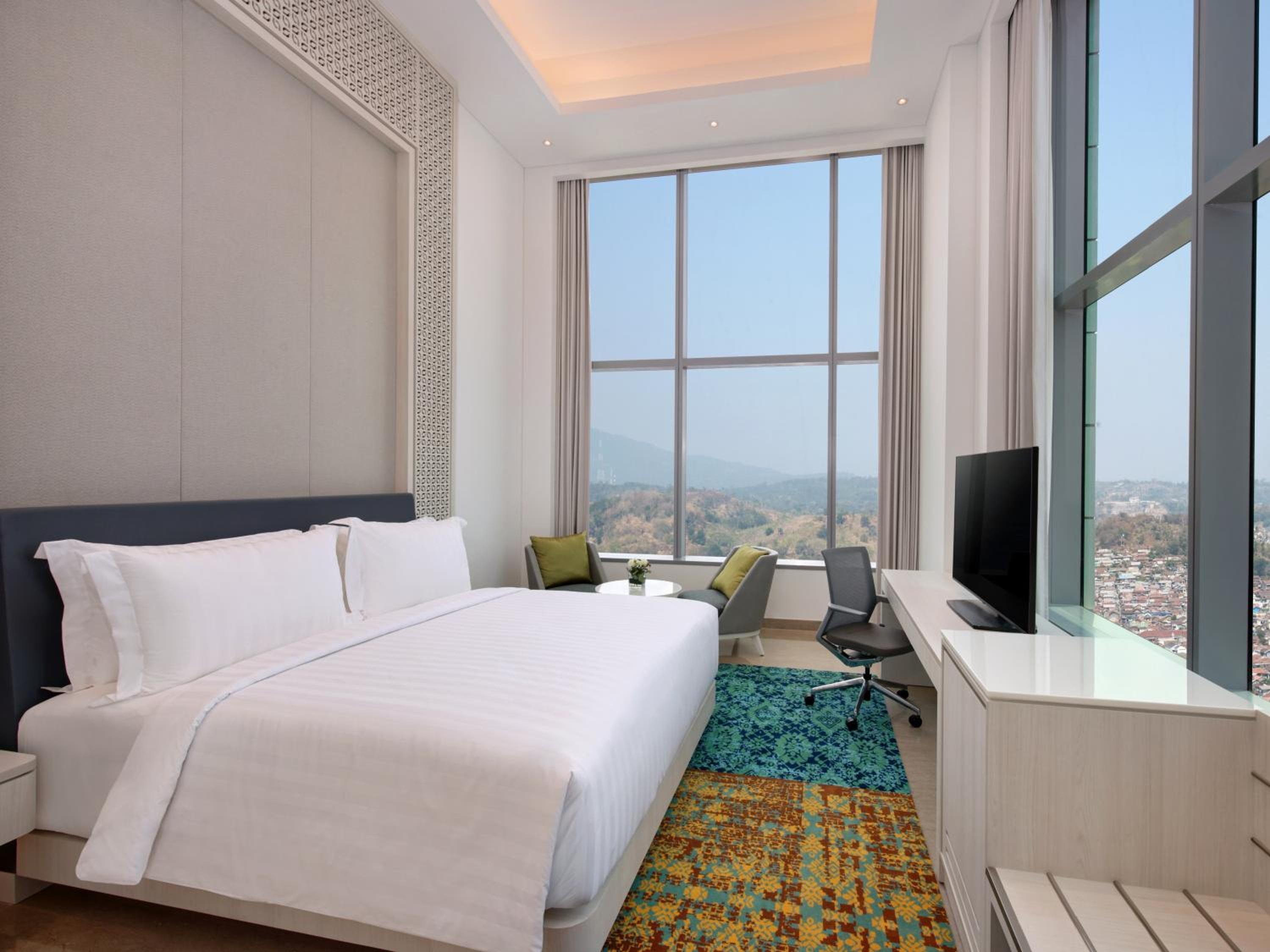 Grand Deluxe King Room with Panoramic Scenery - Photo 1