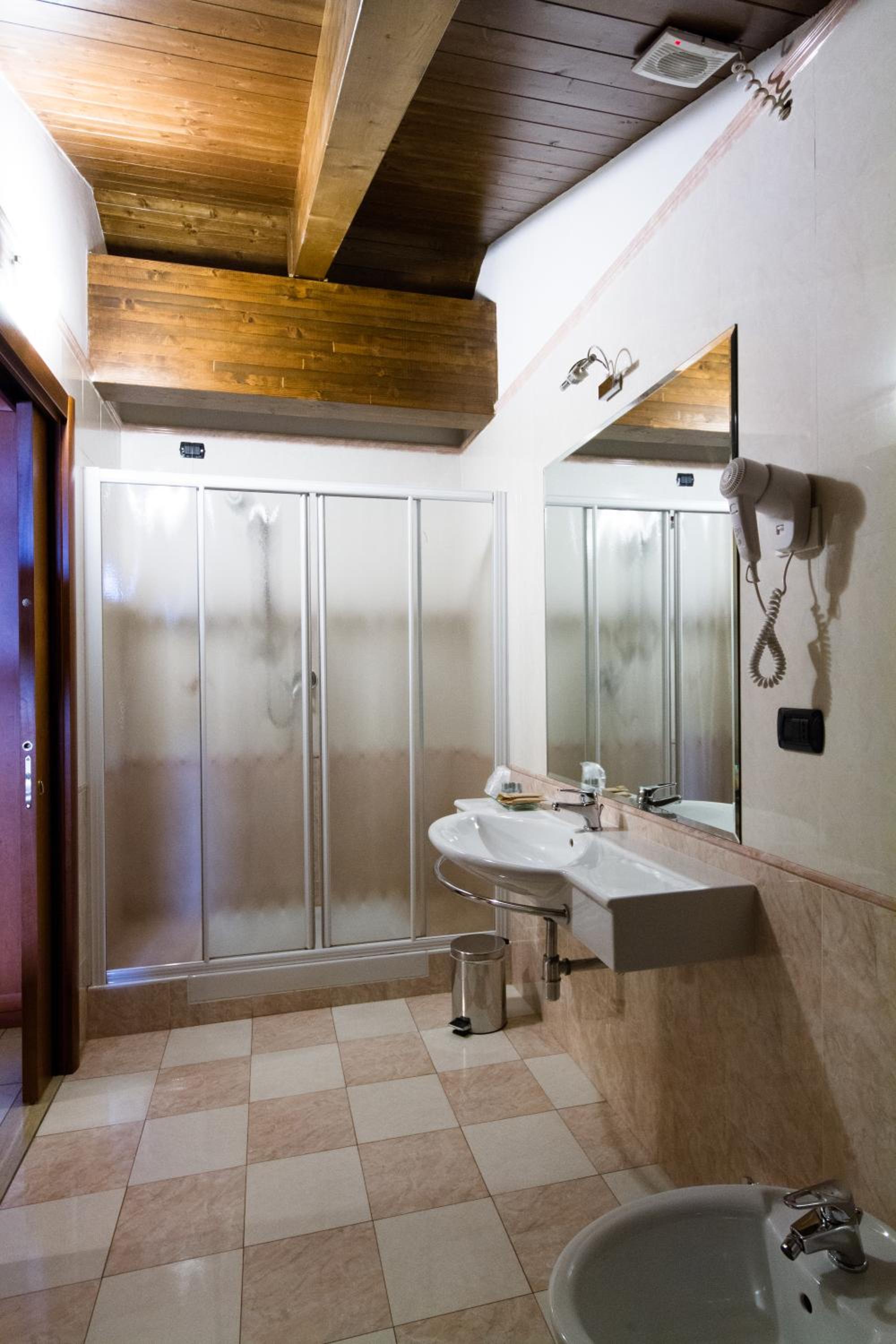 Standard Triple Room - Photo 5