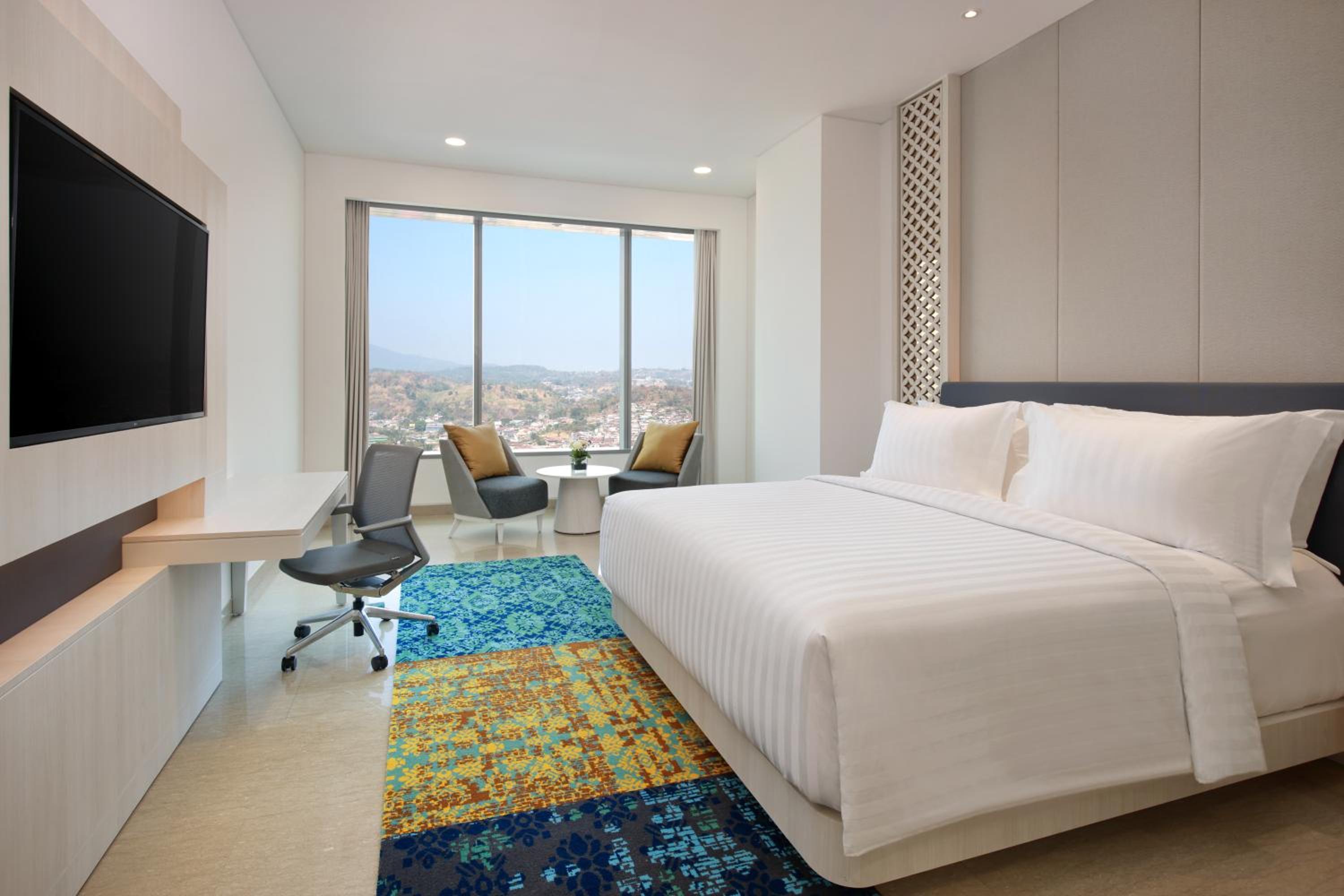 Grand Deluxe King Room with Moutain and City View - Photo 1