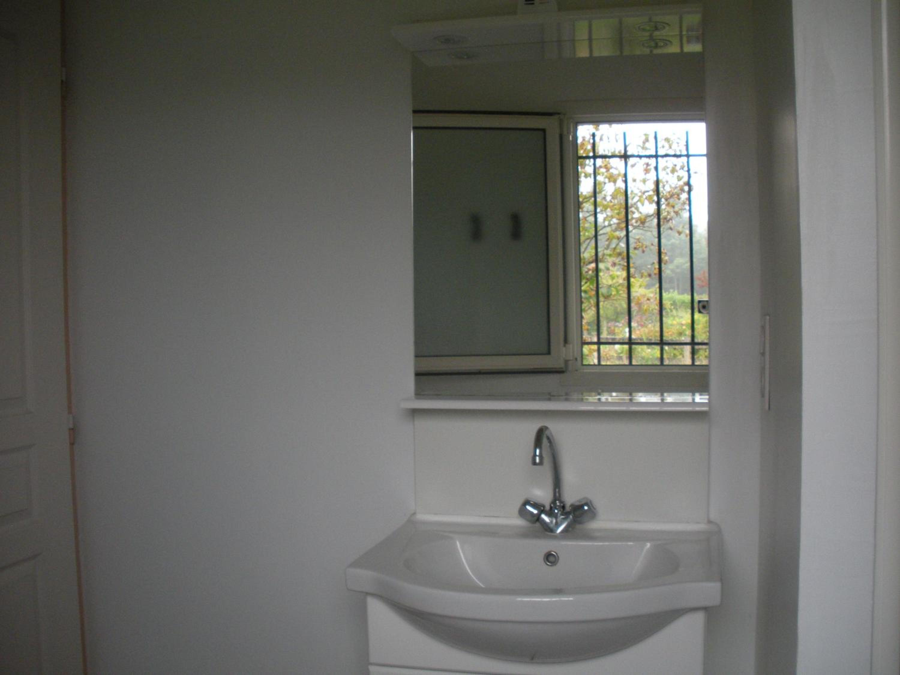 Two-Bedroom House - Photo 4