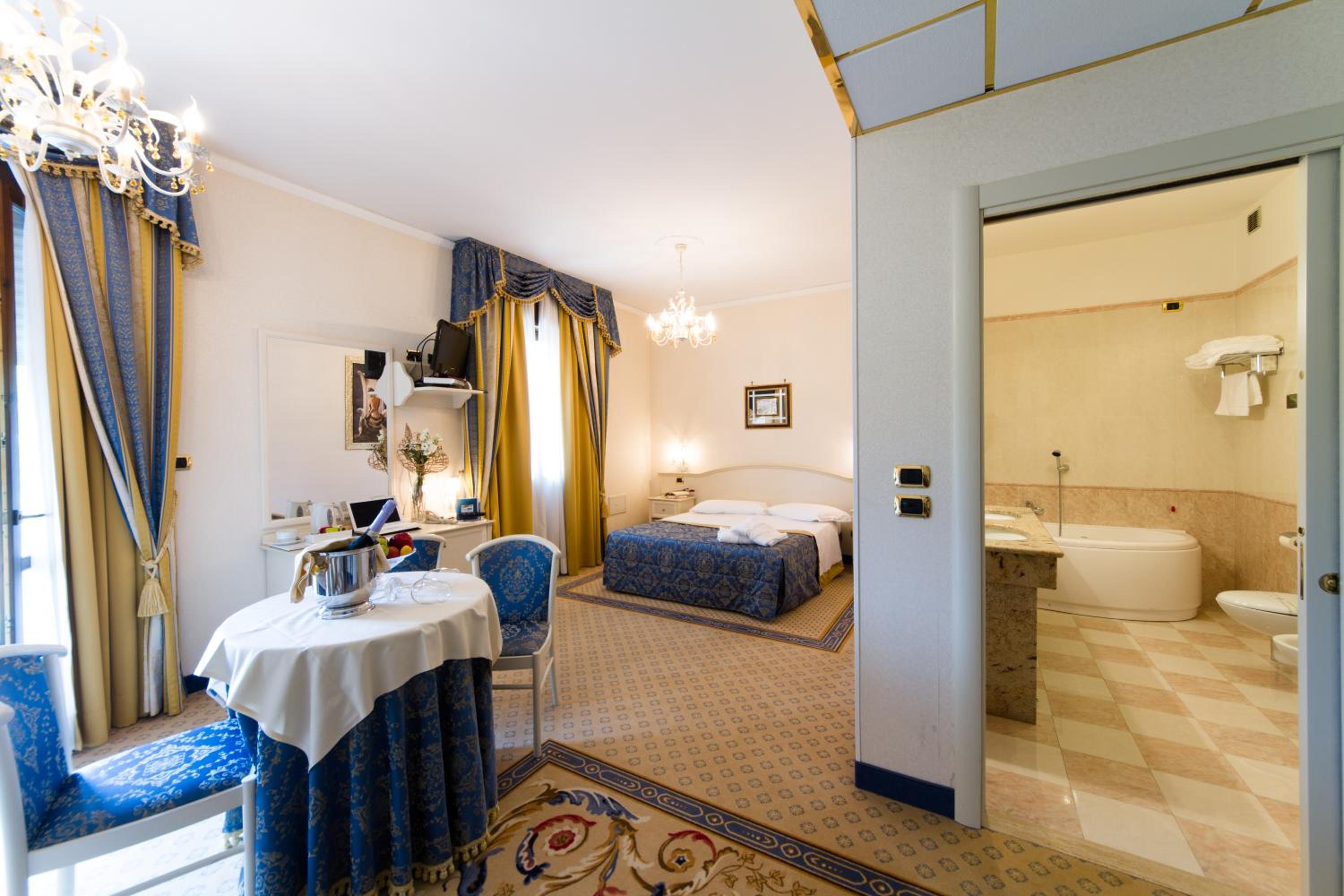 Suite - Photo 9