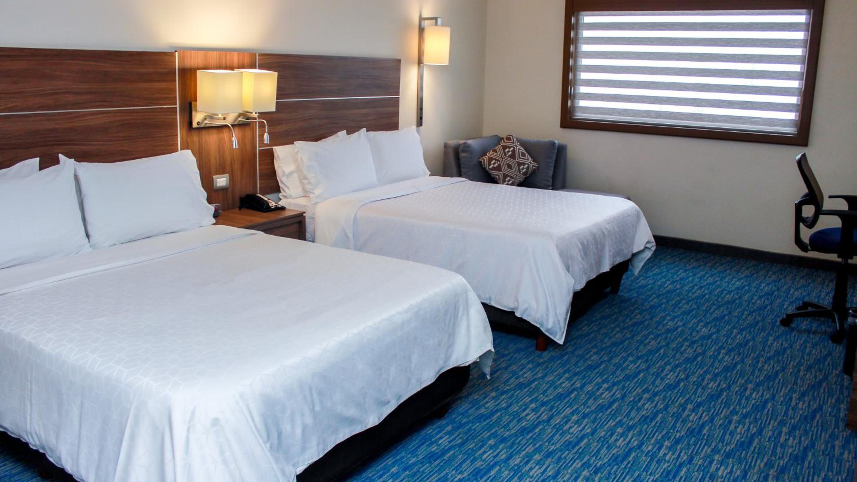 Standard Room with Two Queen Beds photo 2