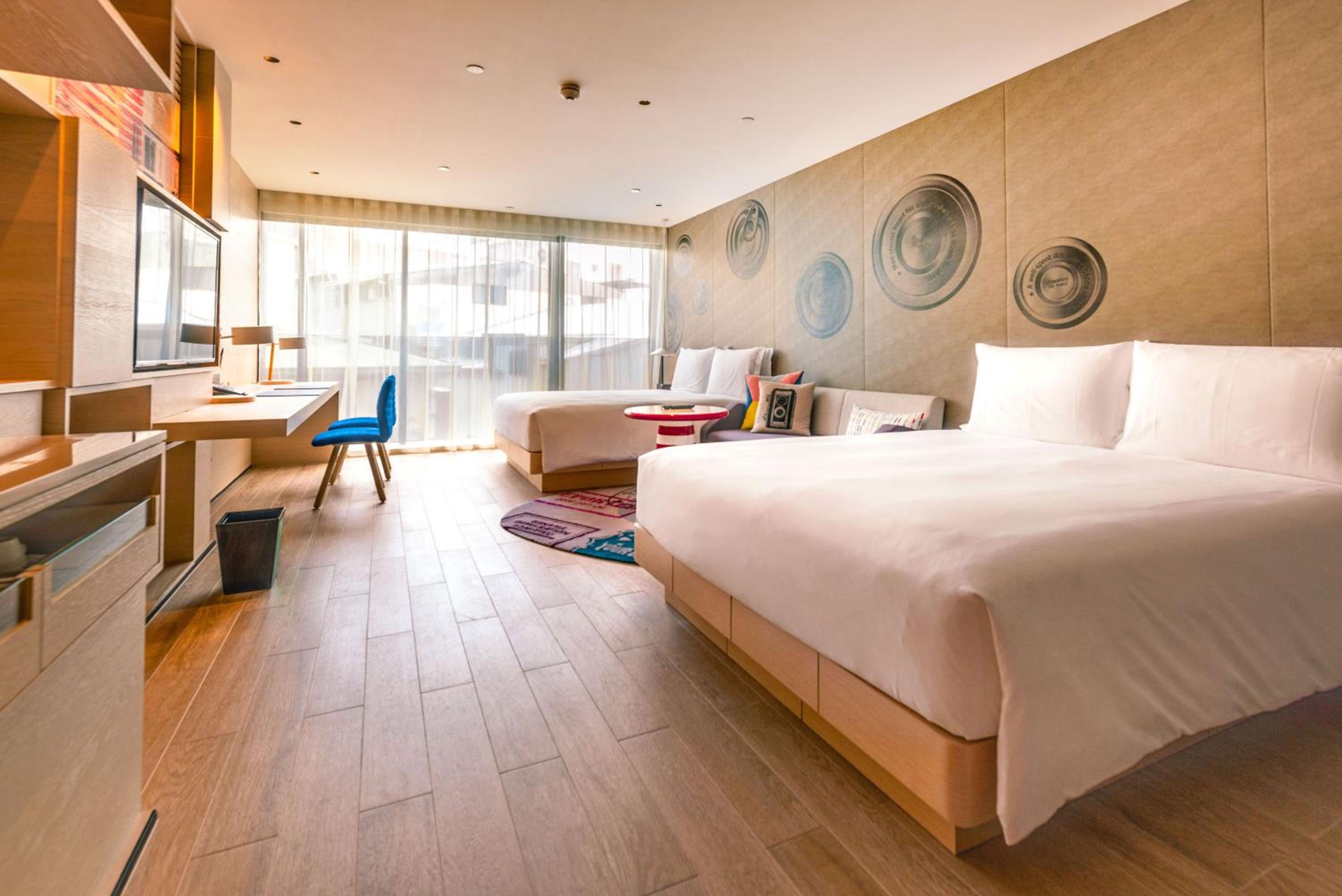 Standard Queen Room with Two Queen Beds - City View thumbnail 5