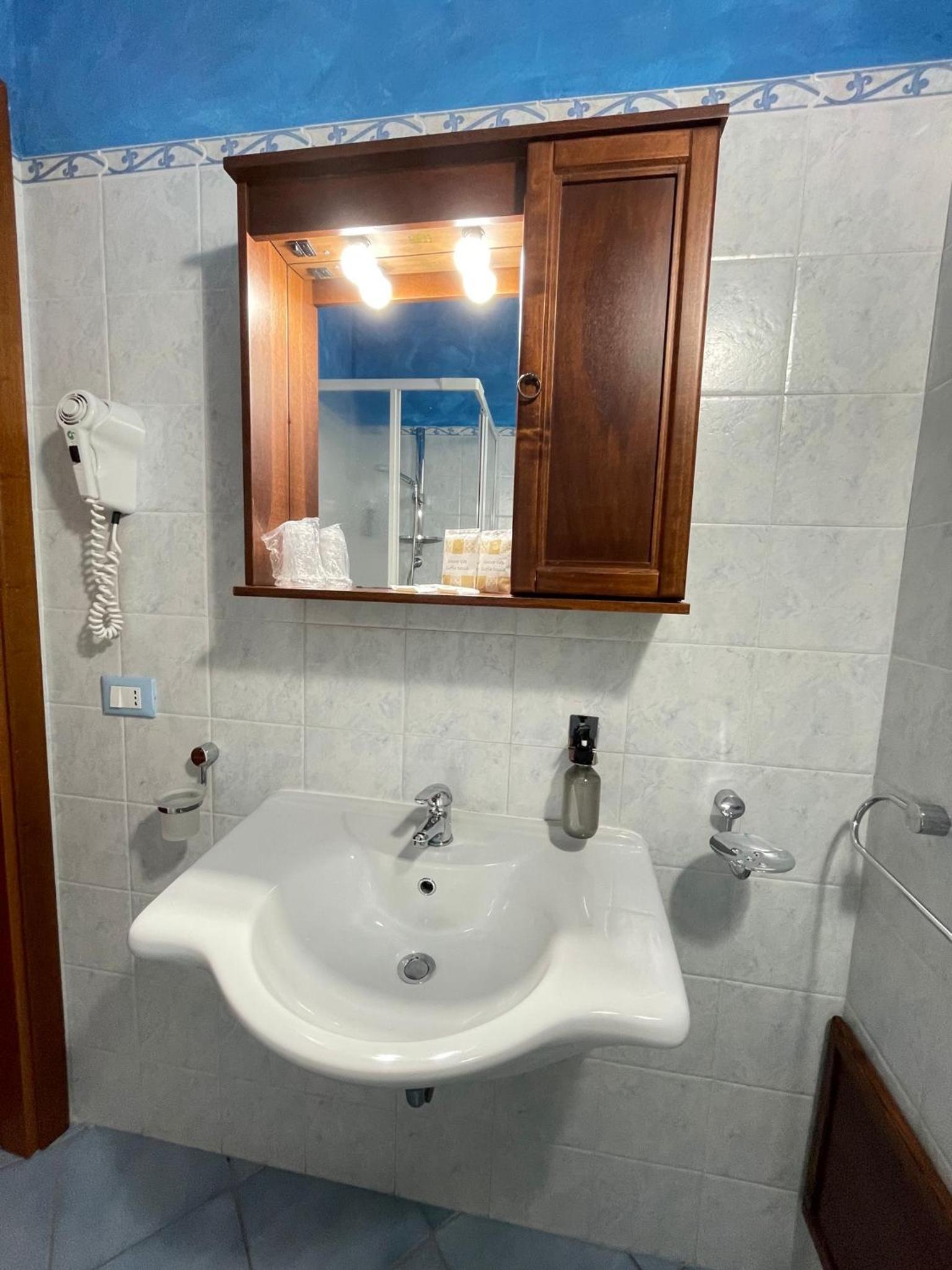 Double Room with Private Bathroom - Photo 3