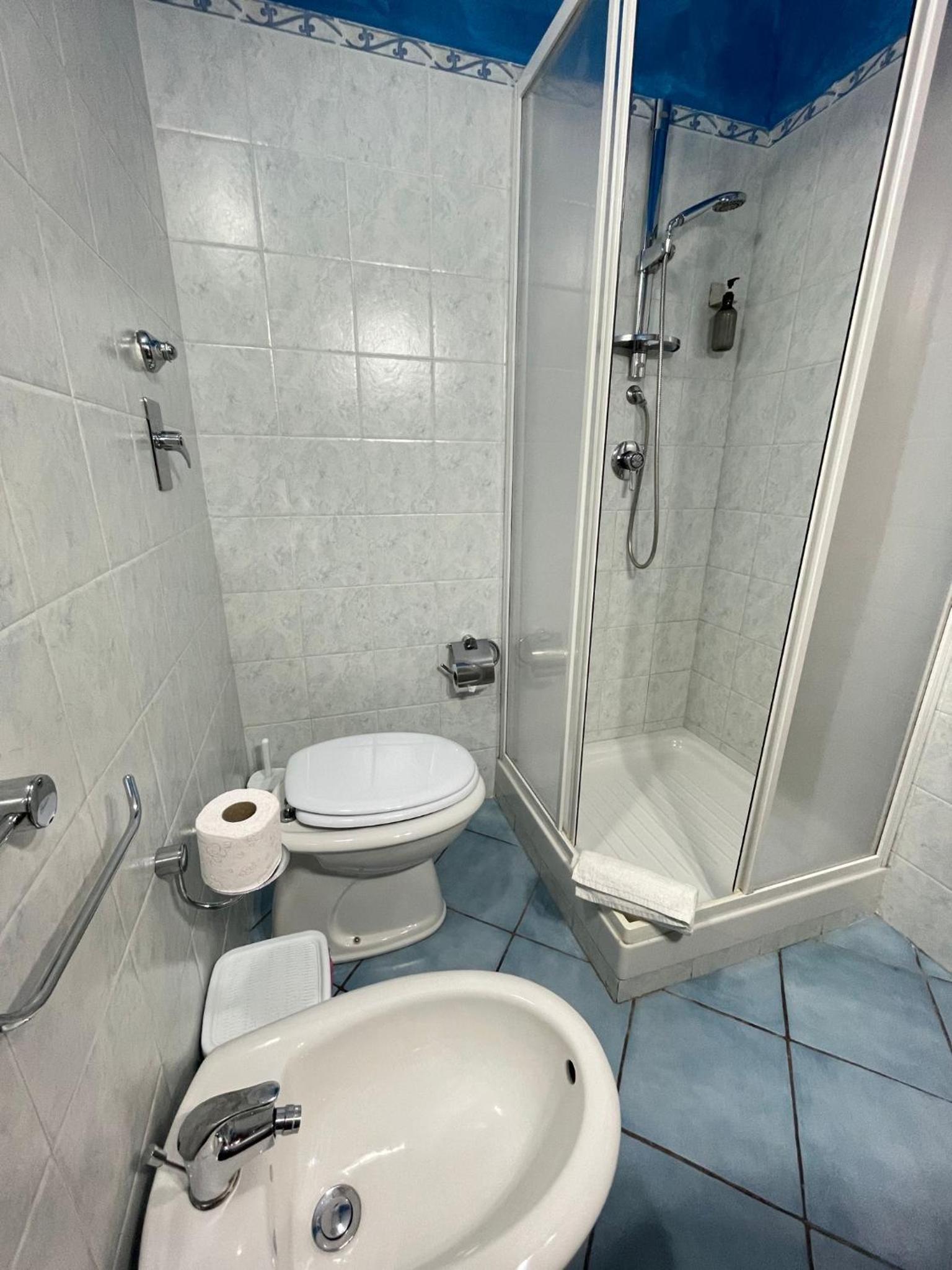 Double Room with Private Bathroom - Photo 2