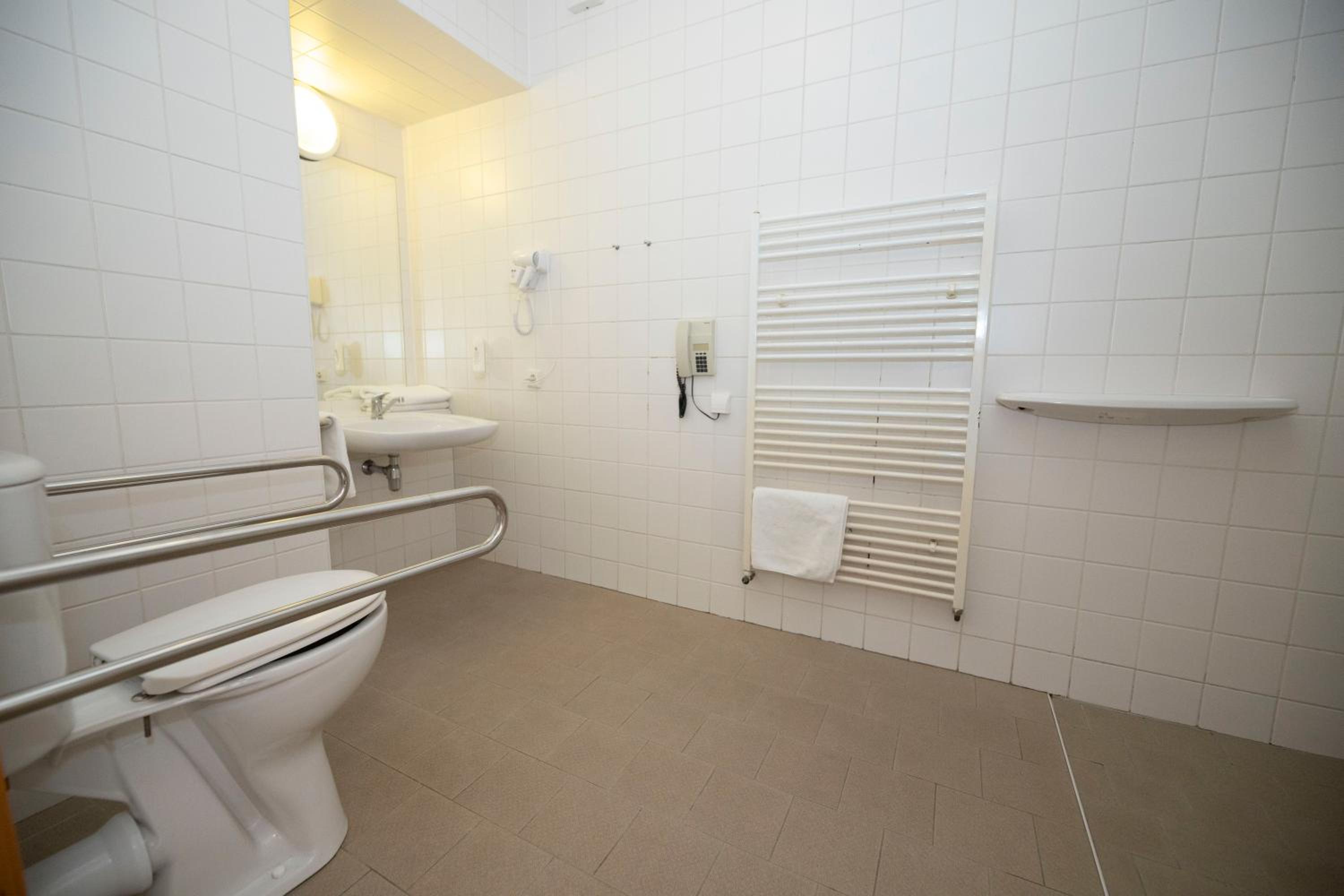 King Room - Disability Access photo 3