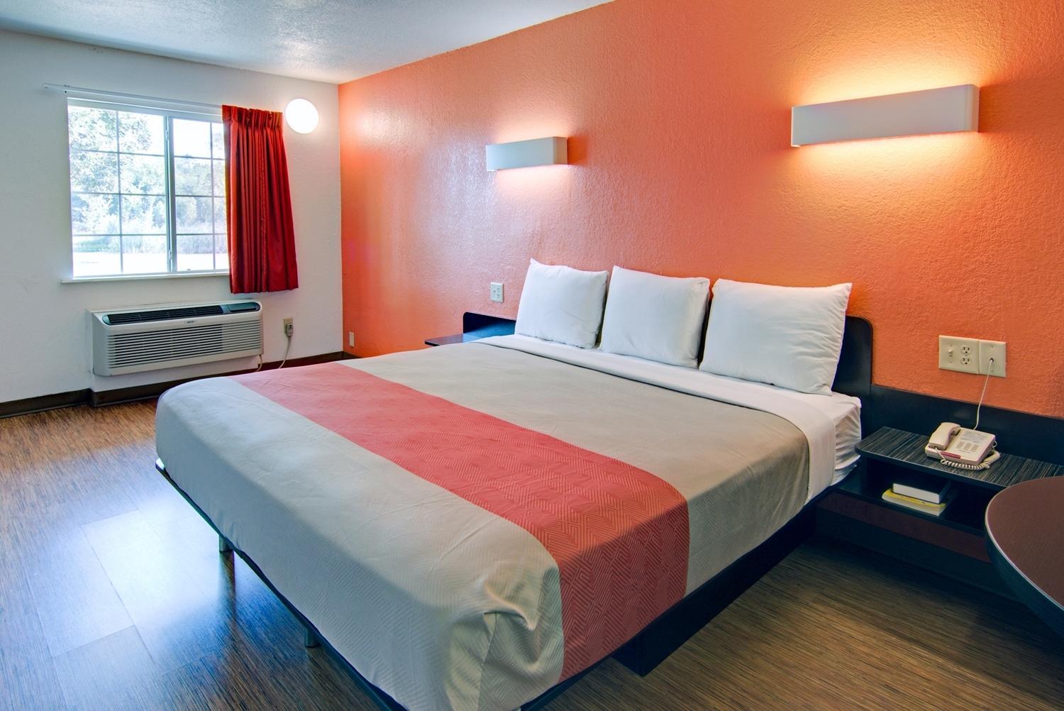 King Room - Non-Smoking - Photo 3