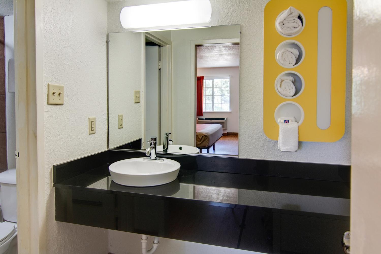 King Room - Non-Smoking - Photo 4