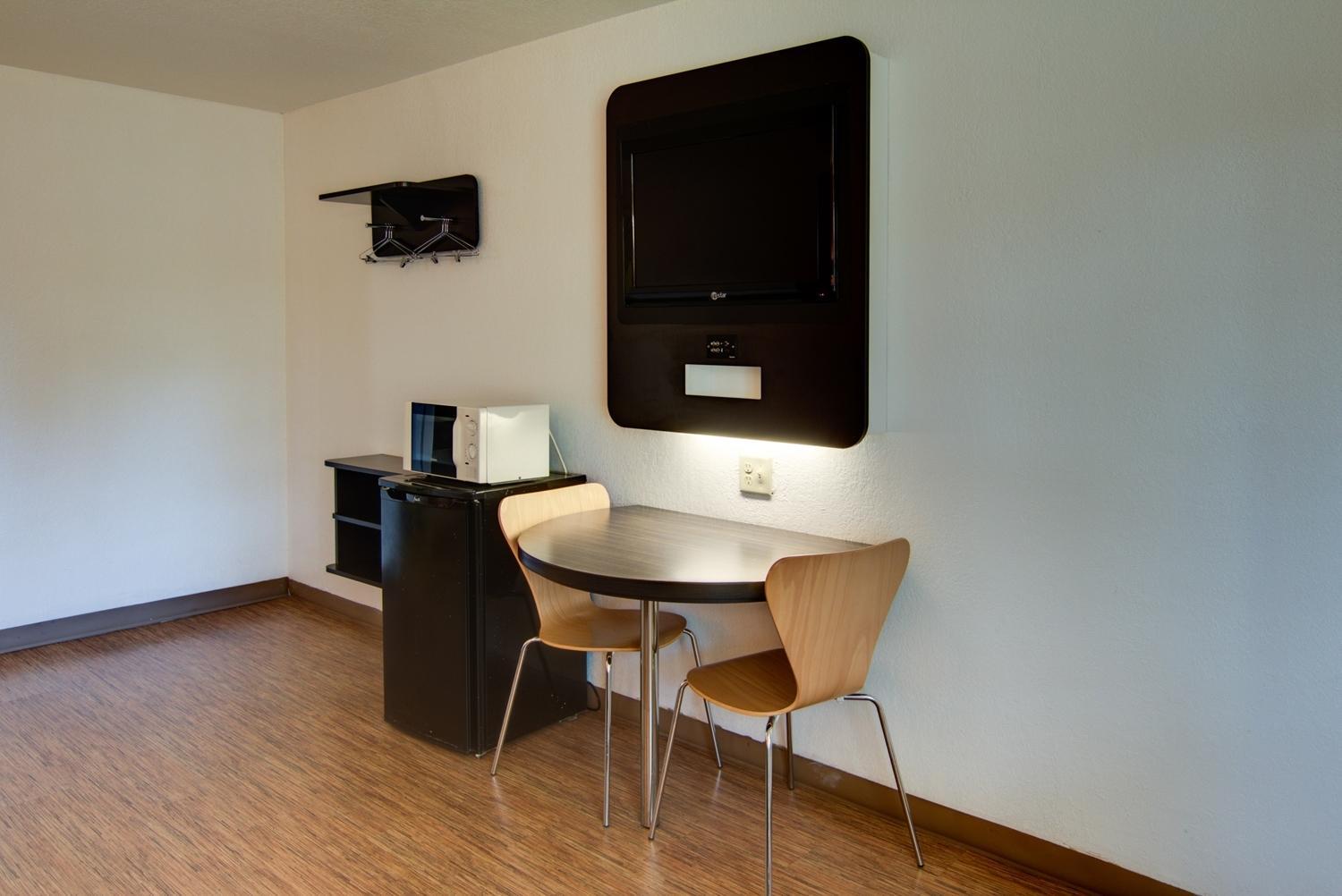 King Room - Non-Smoking - Photo 6