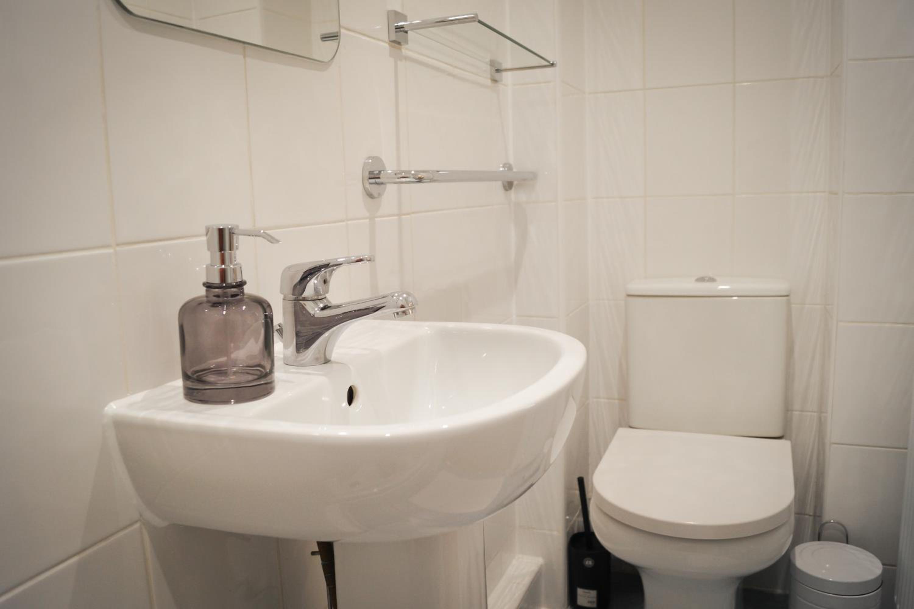 Double Room - Photo 6