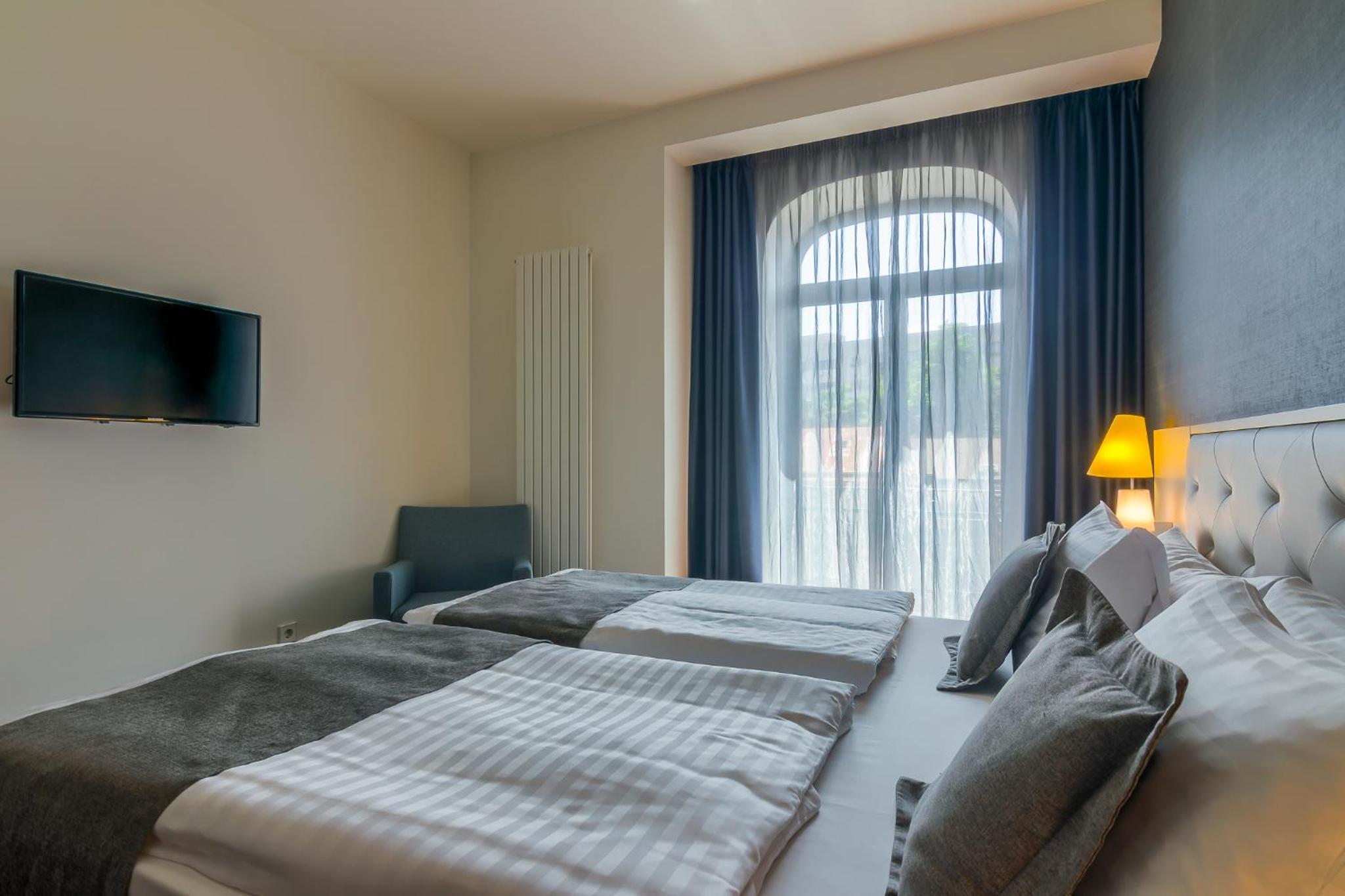Executive Suite Twin Beds photo 3