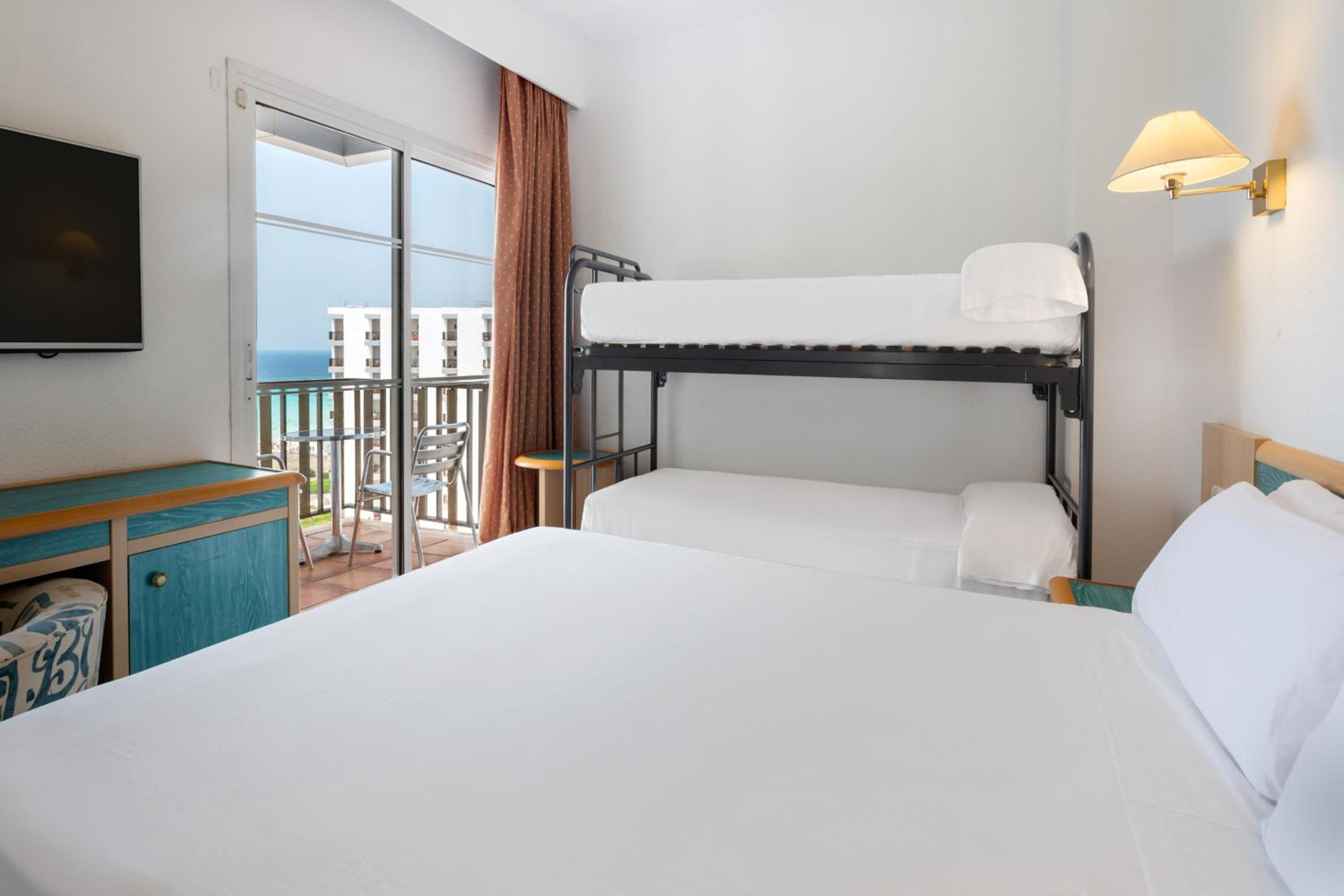 Standard Double Room with Sea View (2 Adults + 2 Children) photo 3
