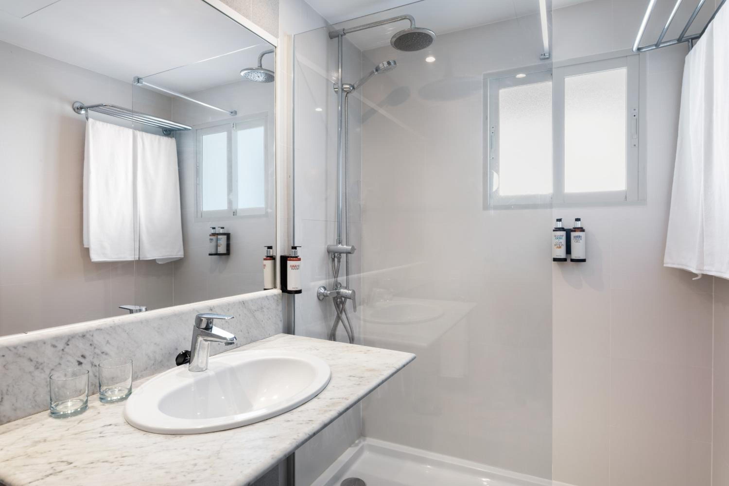 Double or Twin Room with Front Sea View photo 3