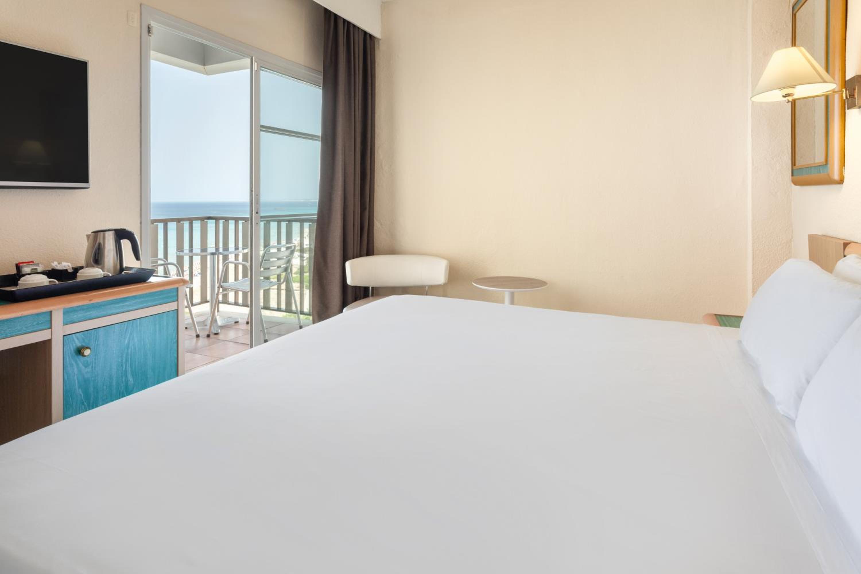 Double or Twin Room with Front Sea View photo 2