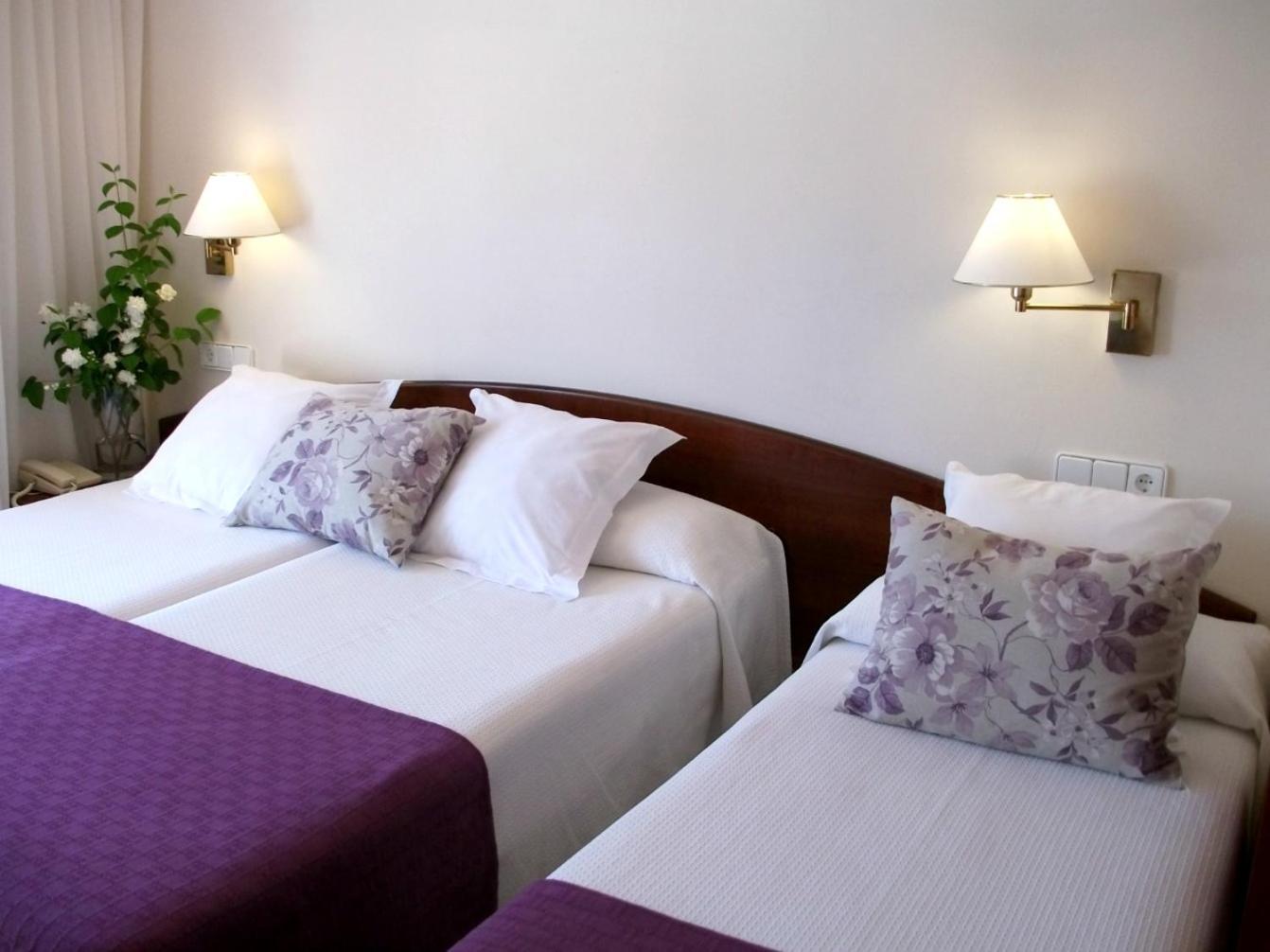 Double Room with Balcony (2 Adults + 1 Child) photo 3