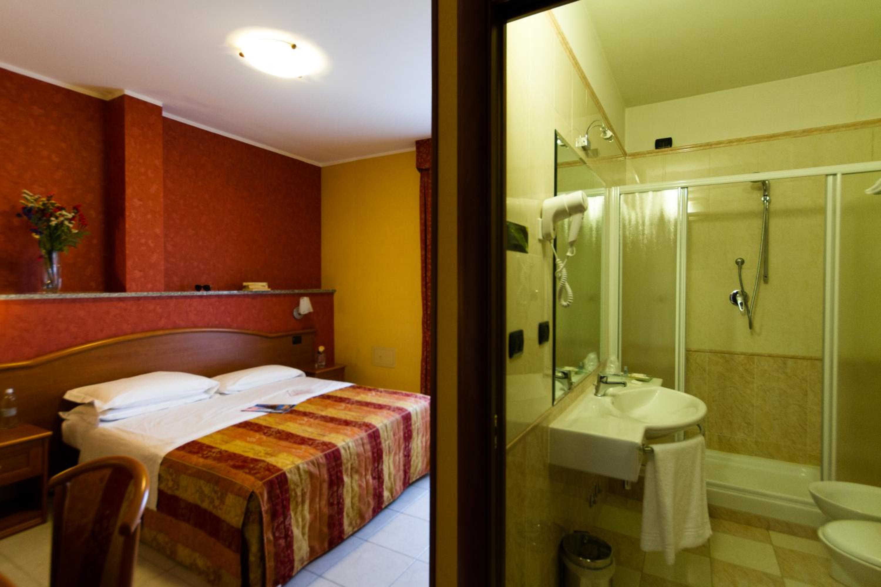 Standard Double Room - Photo 3