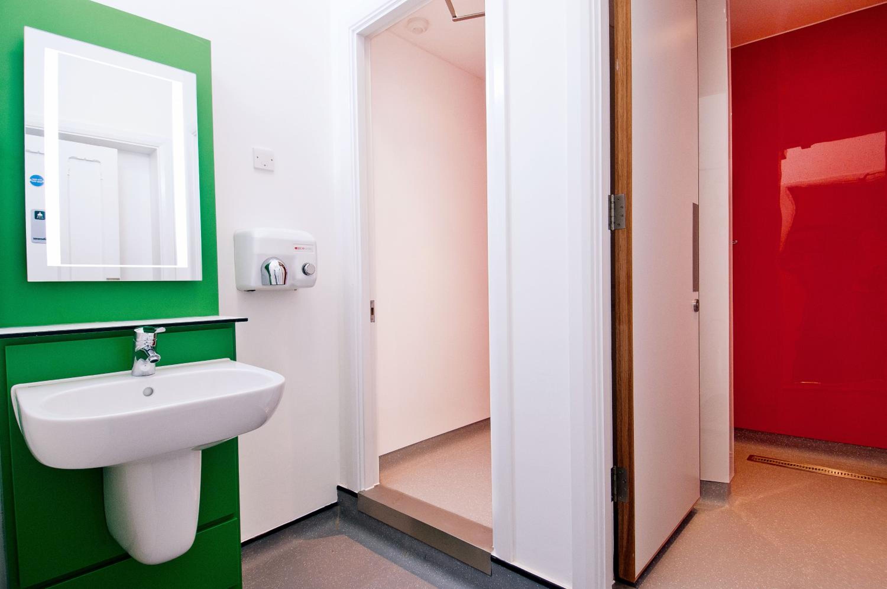 4 Bed Private Room Shared Bathroom photo 3