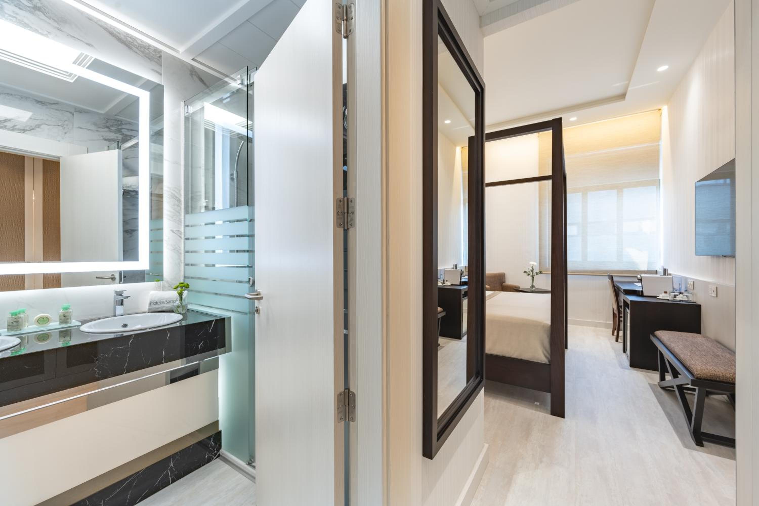 Deluxe Double Room - Photo 9