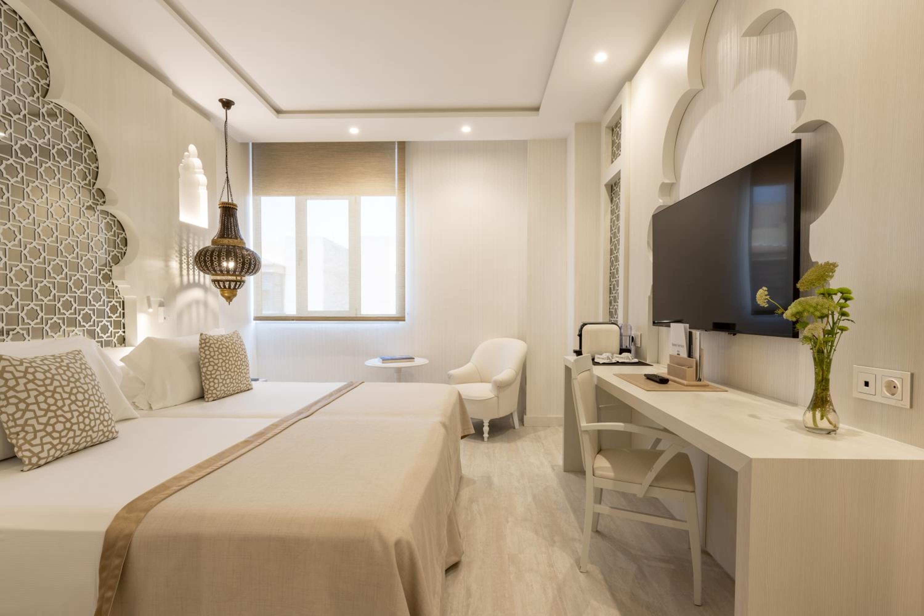 Deluxe Double Room - Photo 11