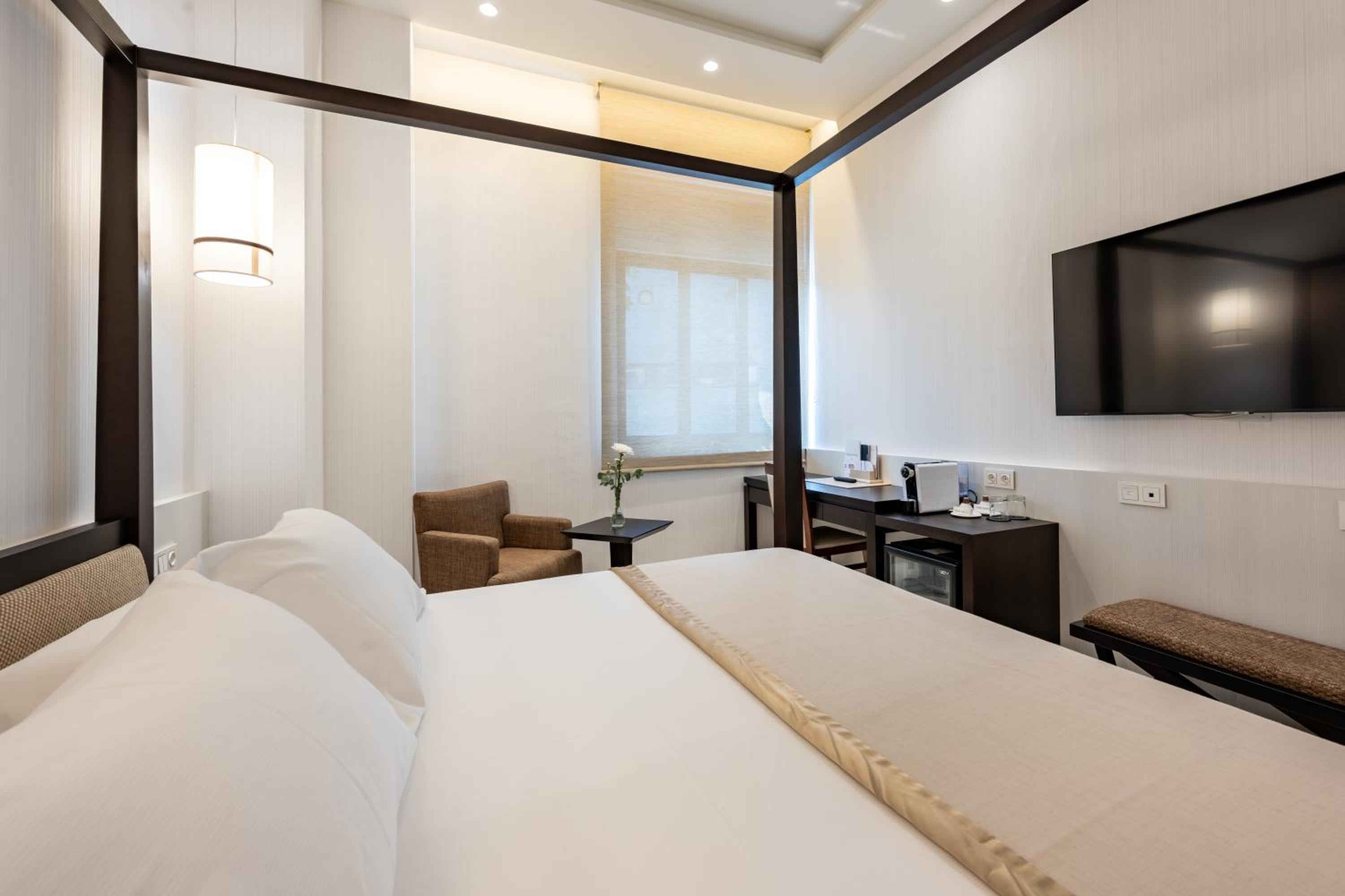 Deluxe Double Room - Photo 12