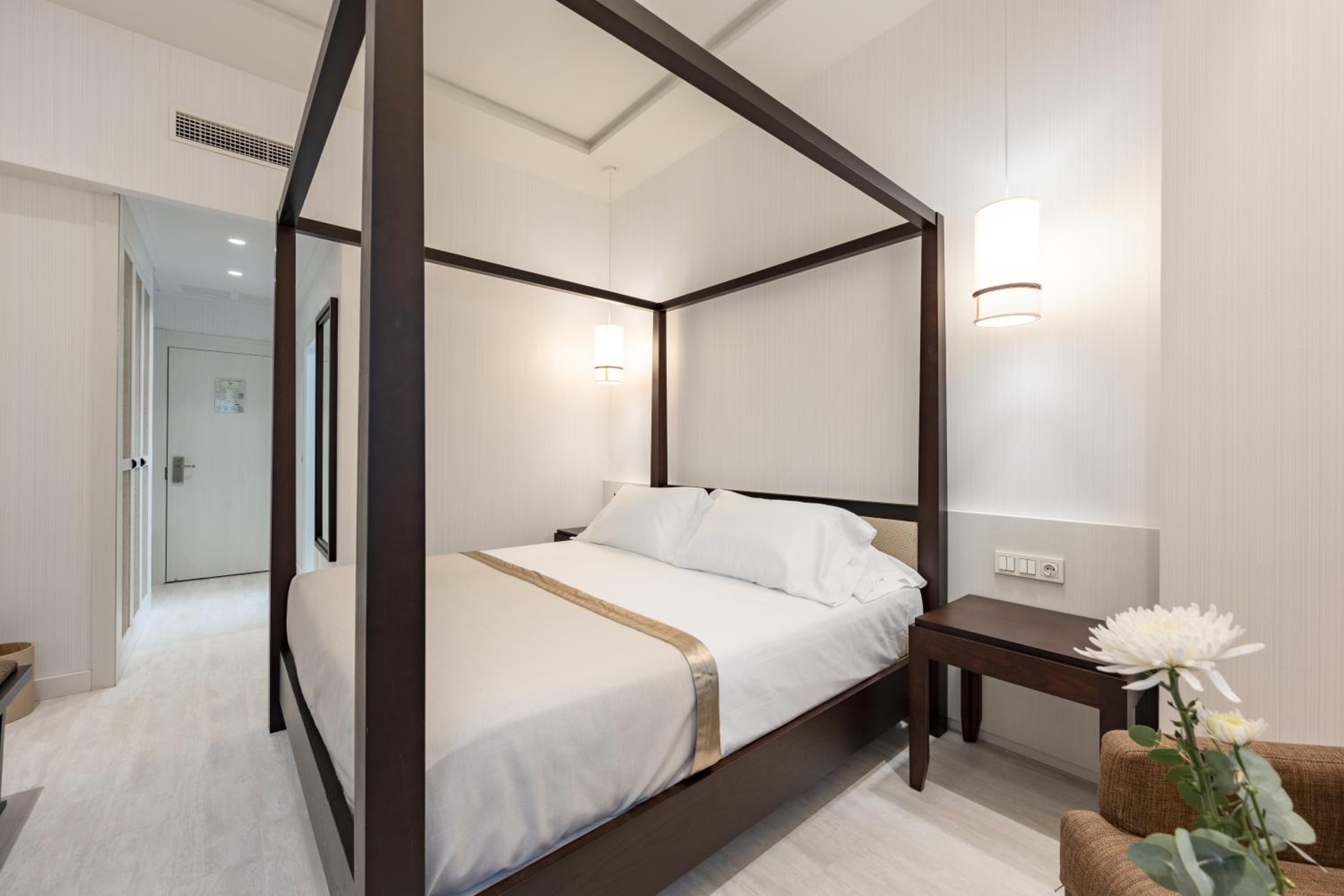 Deluxe Double Room - Photo 13