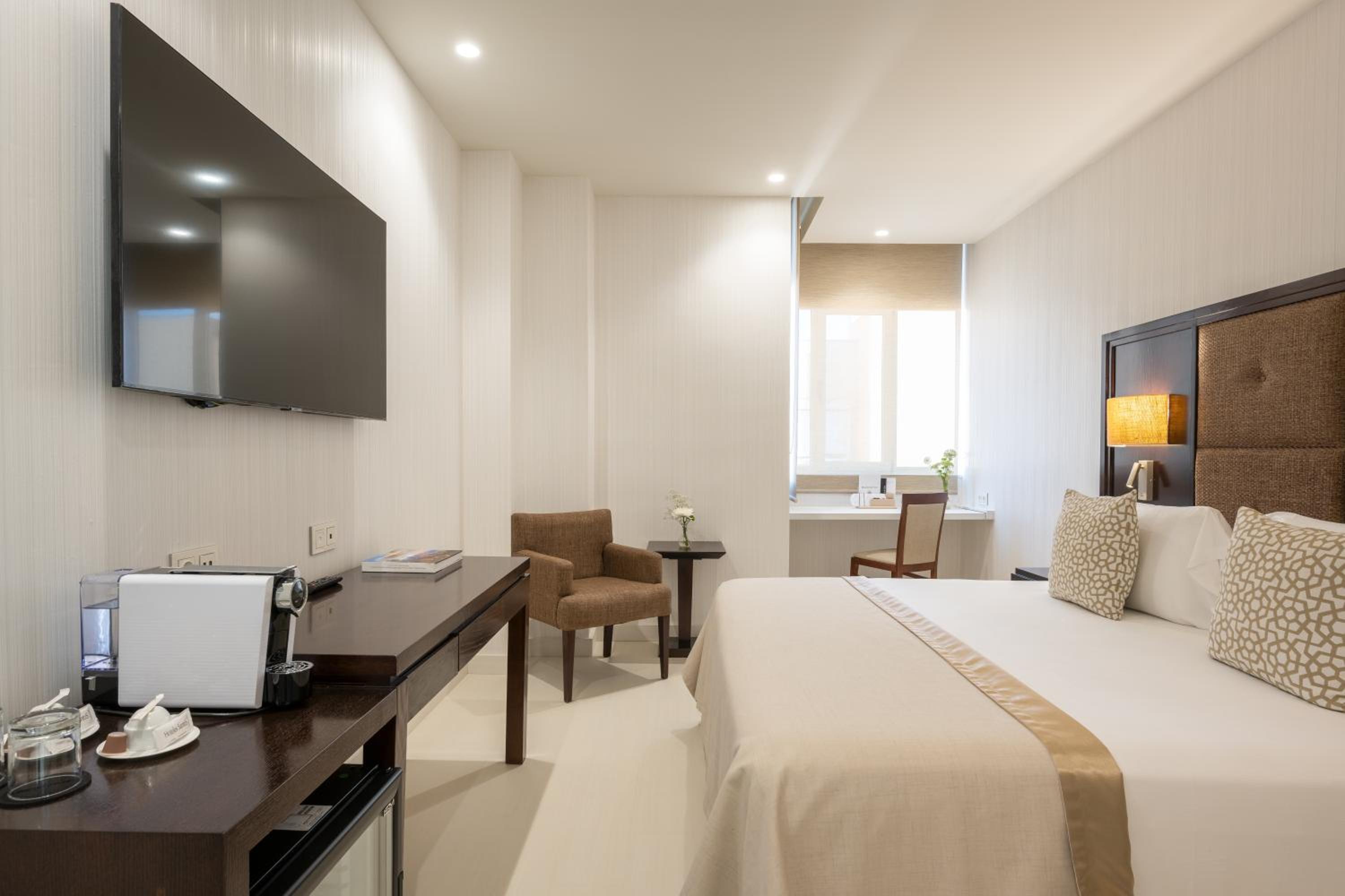 Executive Room - Photo 18