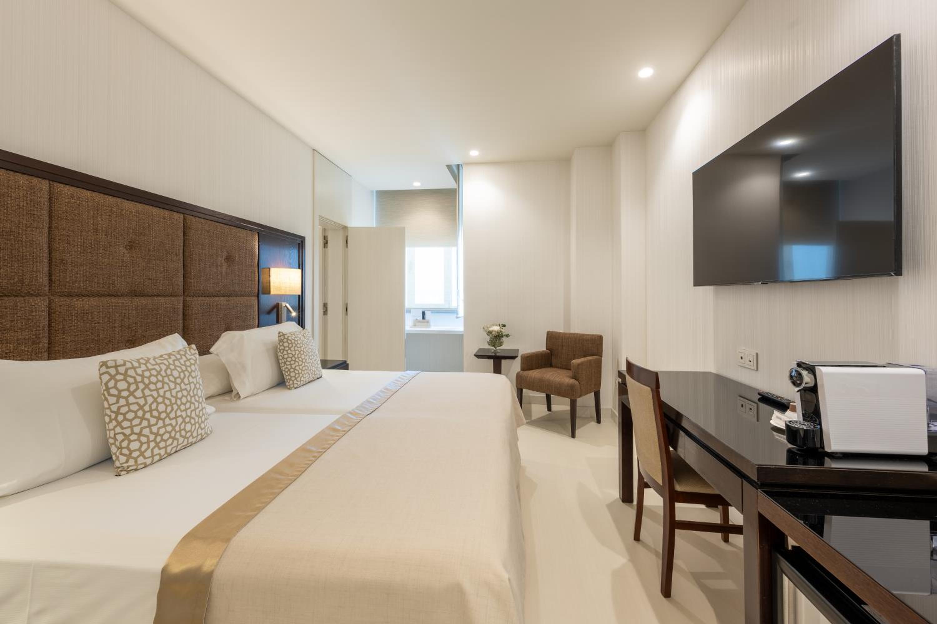Executive Room - Photo 16