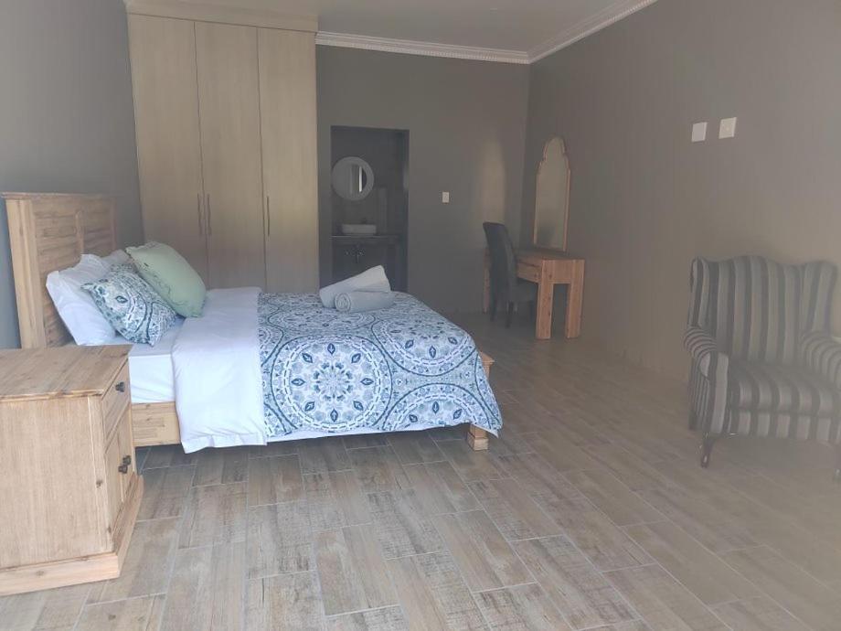 Queen Room with Pool View photo 1