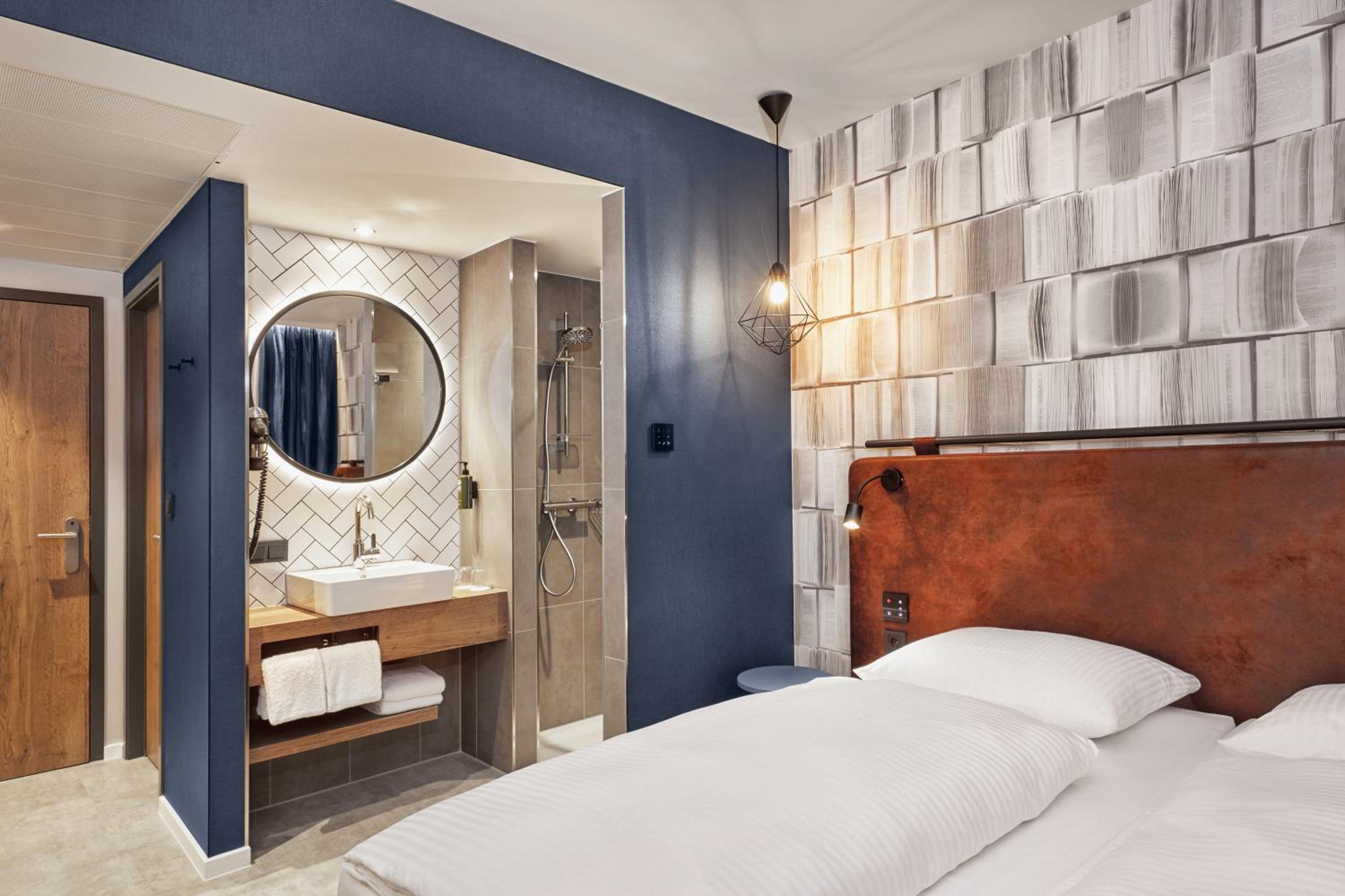 Standard Double Room thumbnail 6